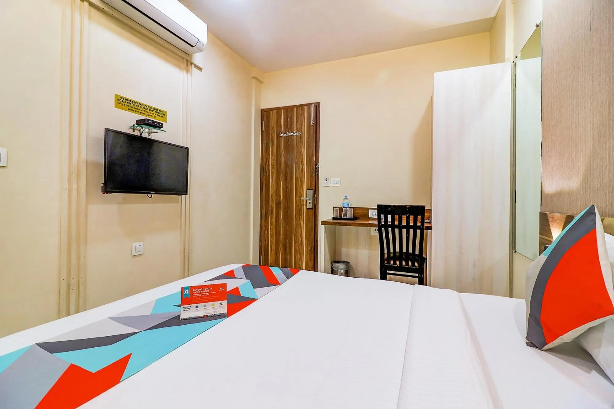 Seating area, Bed in FabHotel Grand Heritage - Nr BKC