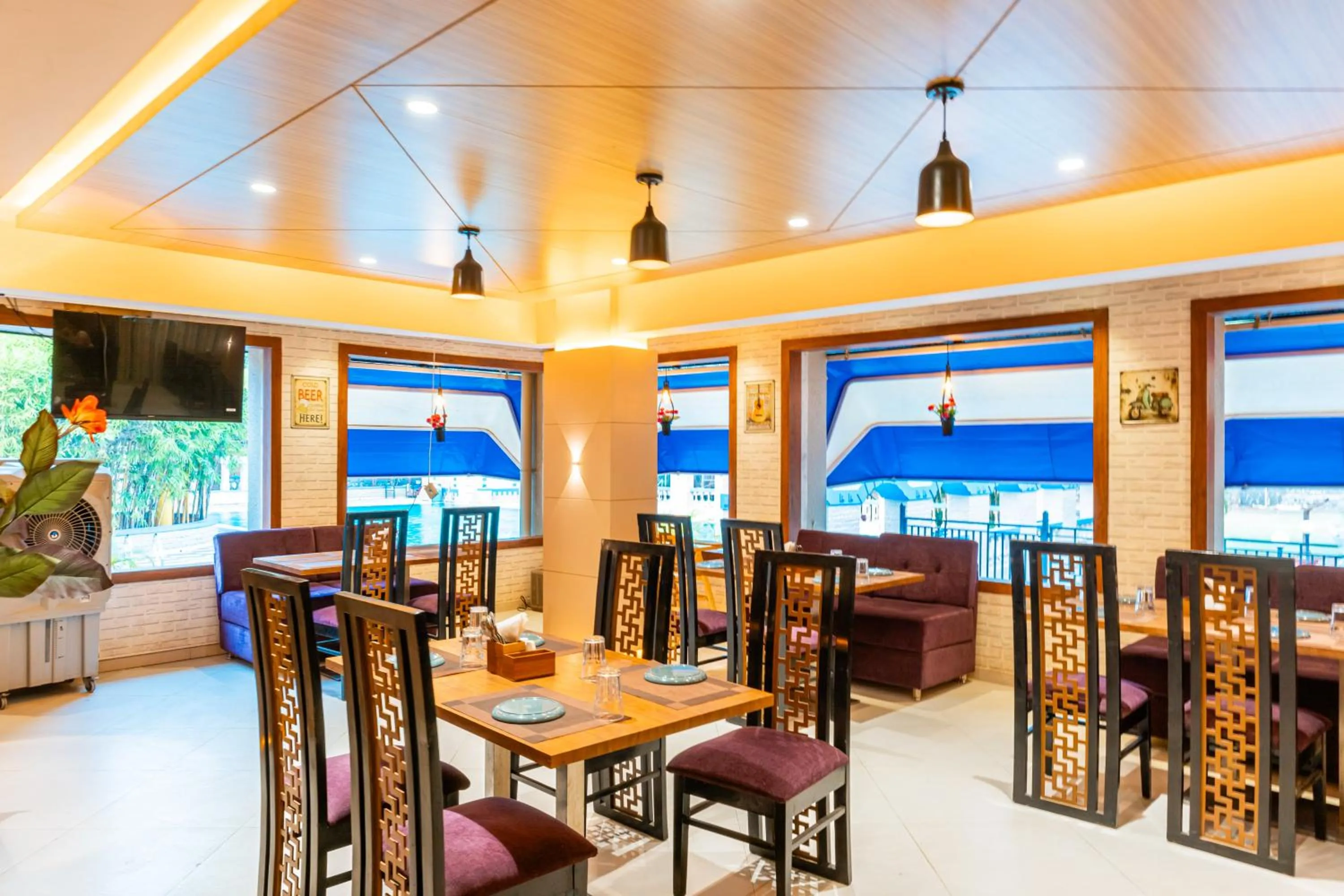 Restaurant/places to eat in Treebo The Blue Roof