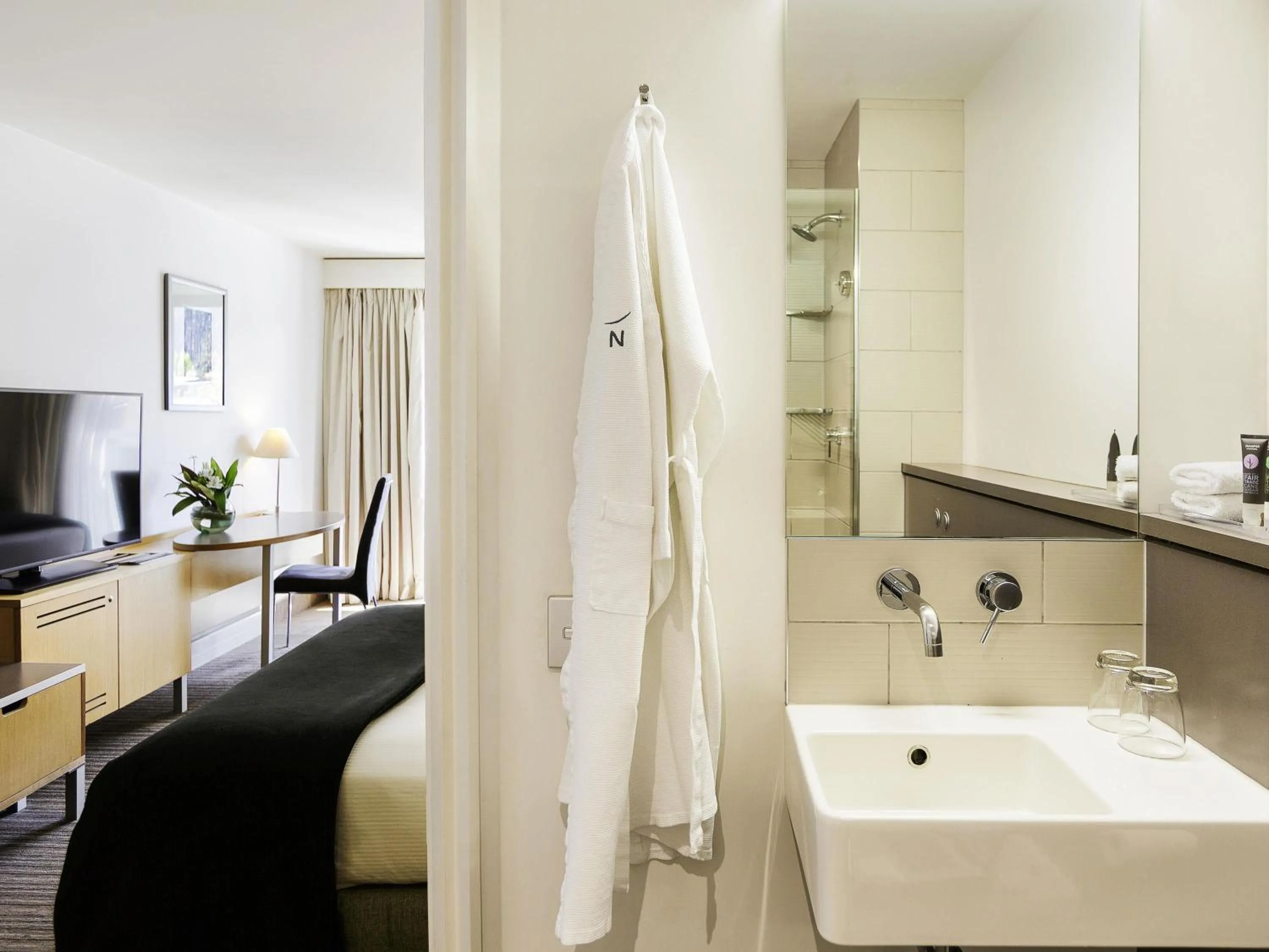 Bedroom in Novotel Queenstown Lakeside