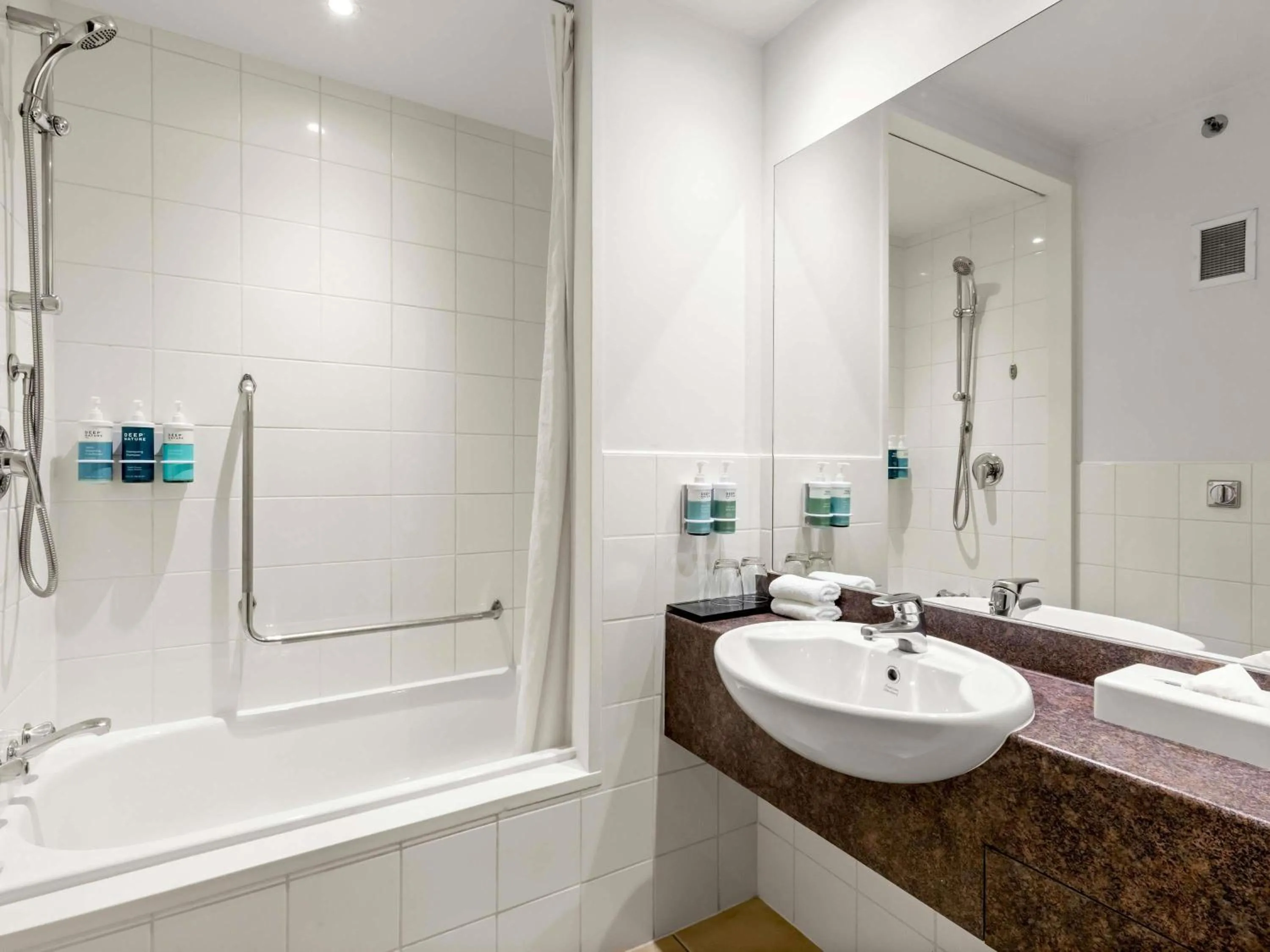 Bedroom in Novotel Queenstown Lakeside