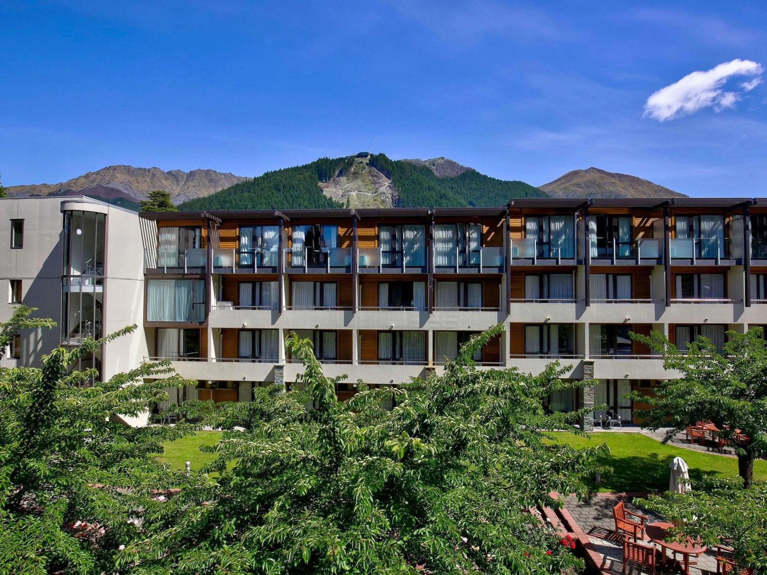Bedroom in Novotel Queenstown Lakeside