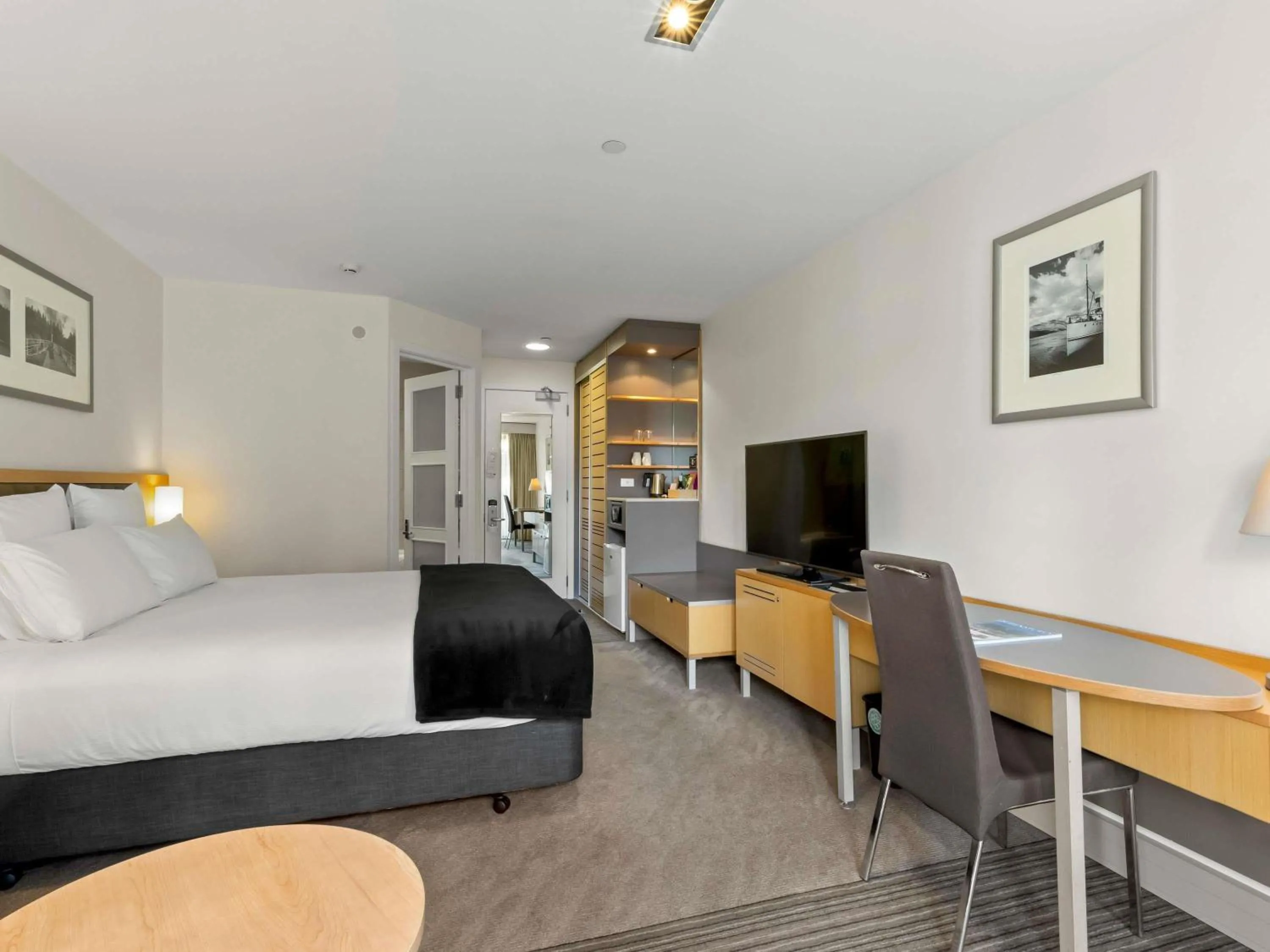 Bedroom, Bed in Novotel Queenstown Lakeside