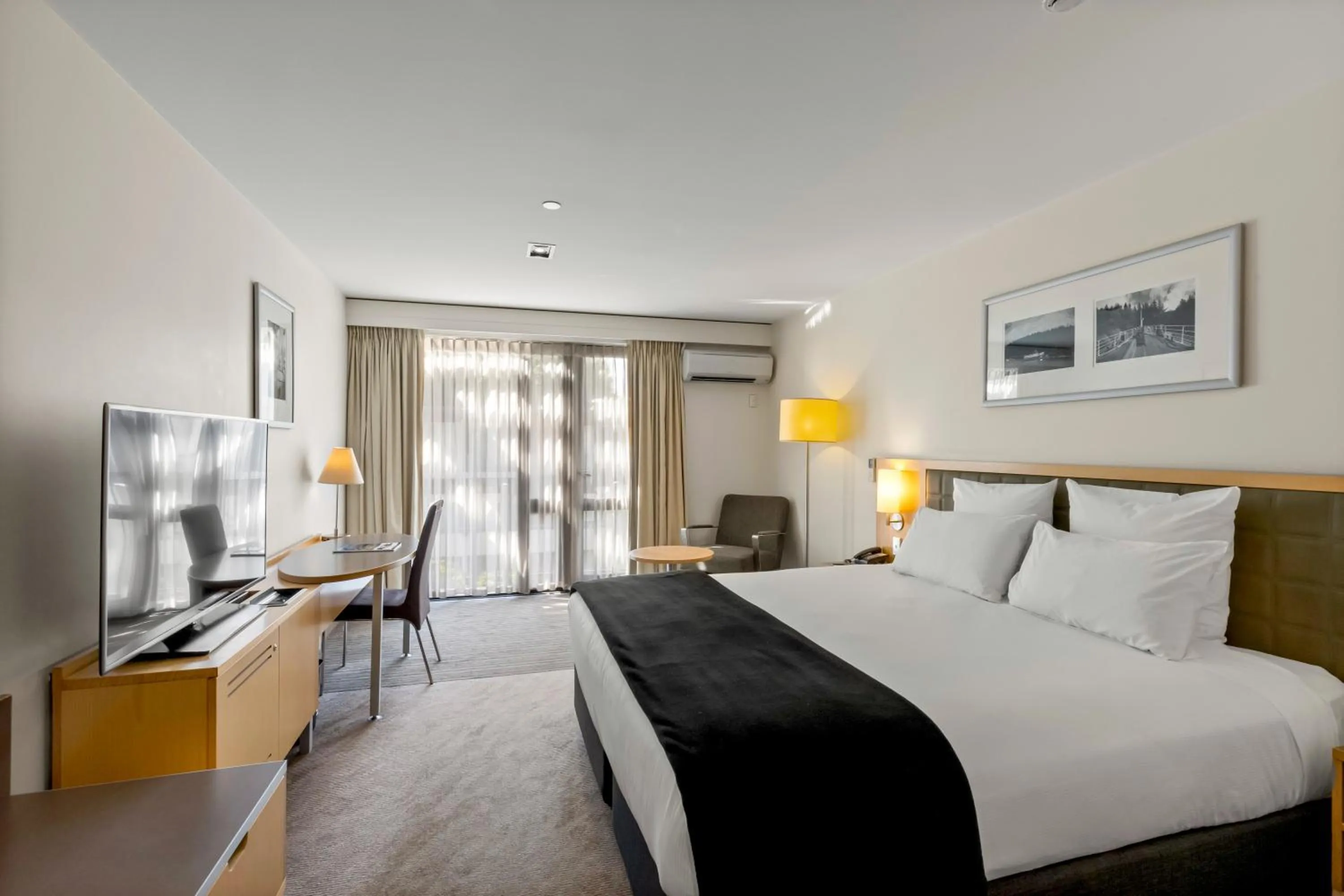 TV and multimedia, Bed in Novotel Queenstown Lakeside