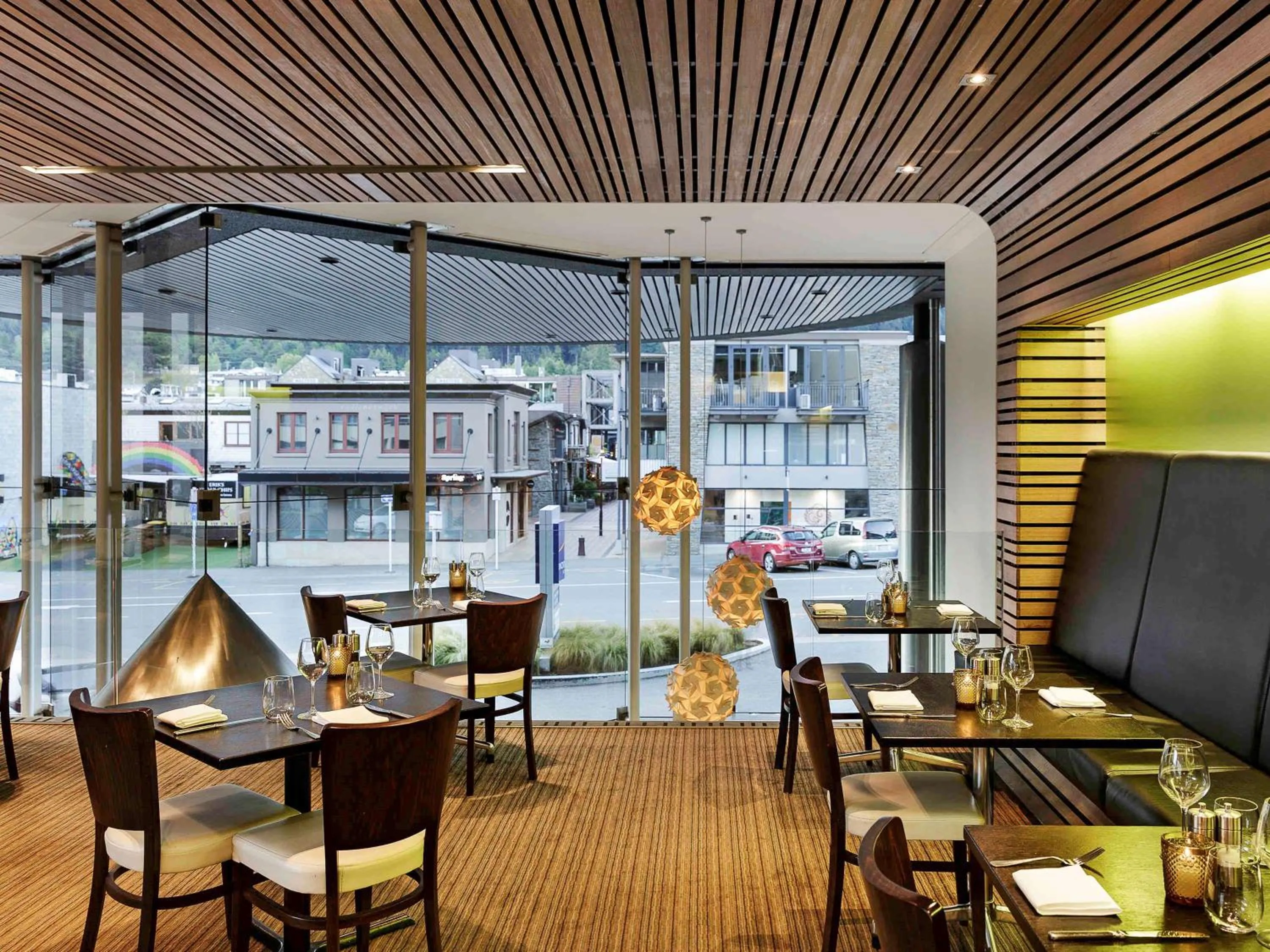 Restaurant/places to eat in Novotel Queenstown Lakeside