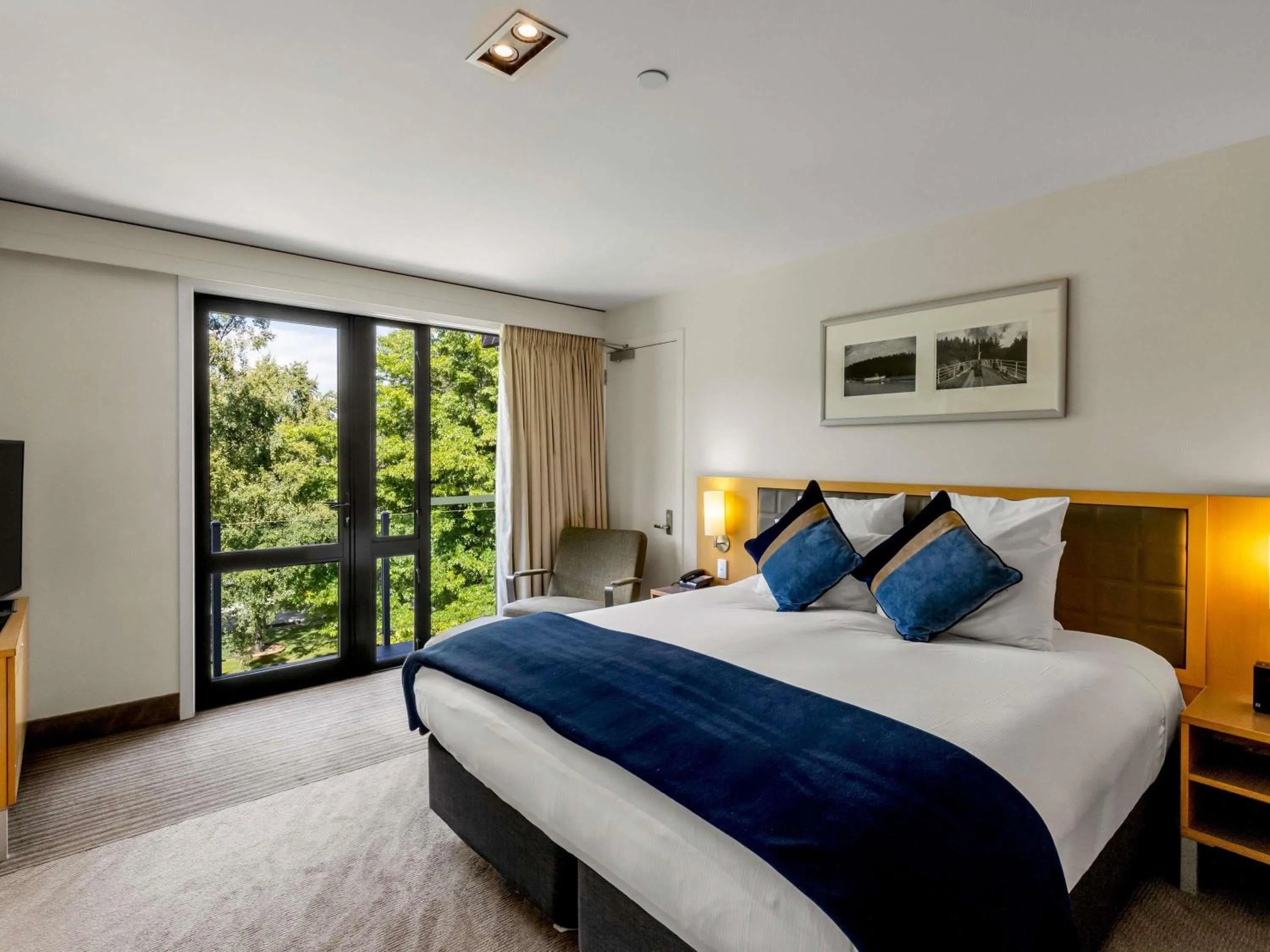 Bedroom, Bed in Novotel Queenstown Lakeside