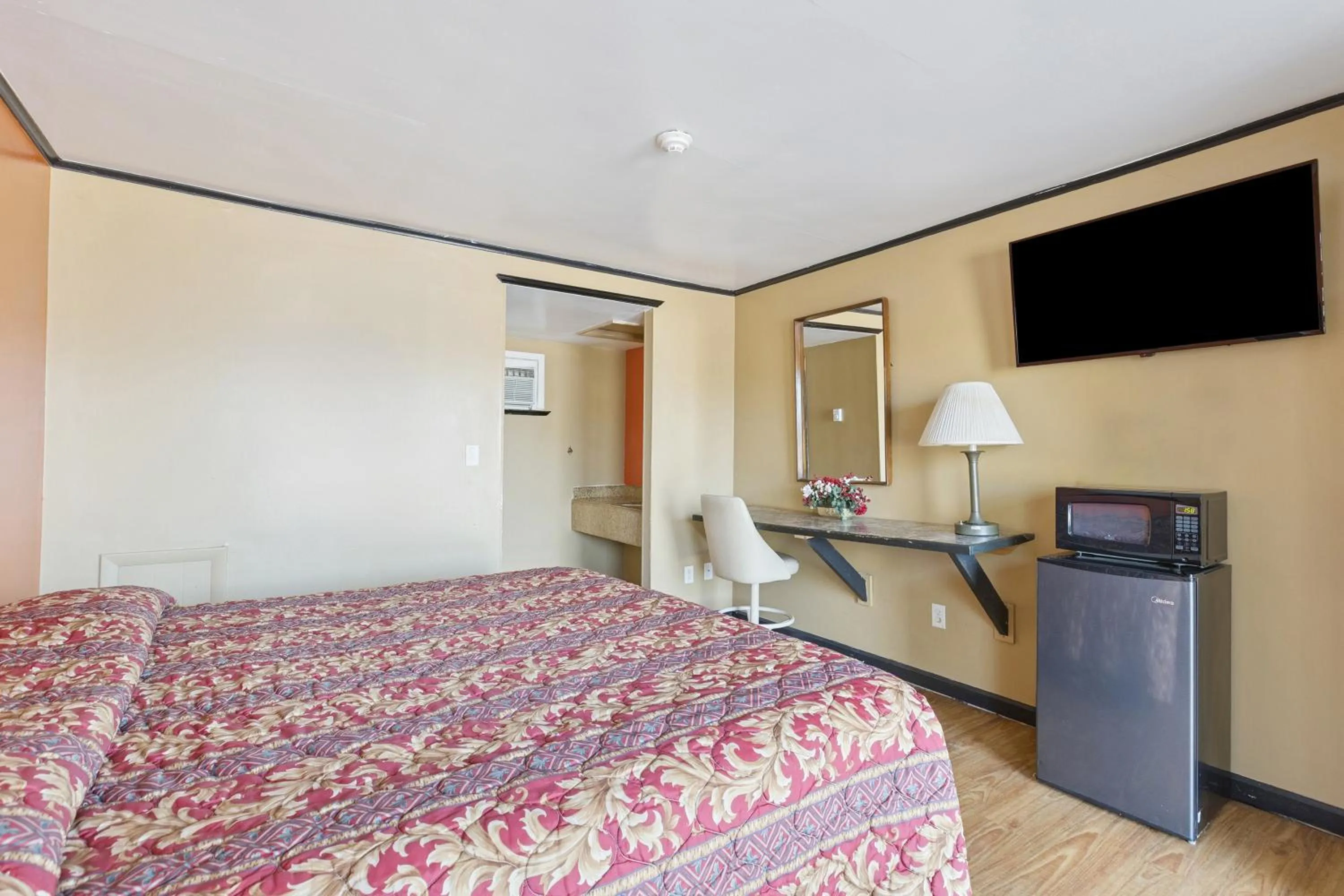 Bedroom, Bed in Currys Motel by OYO Saginaw MI