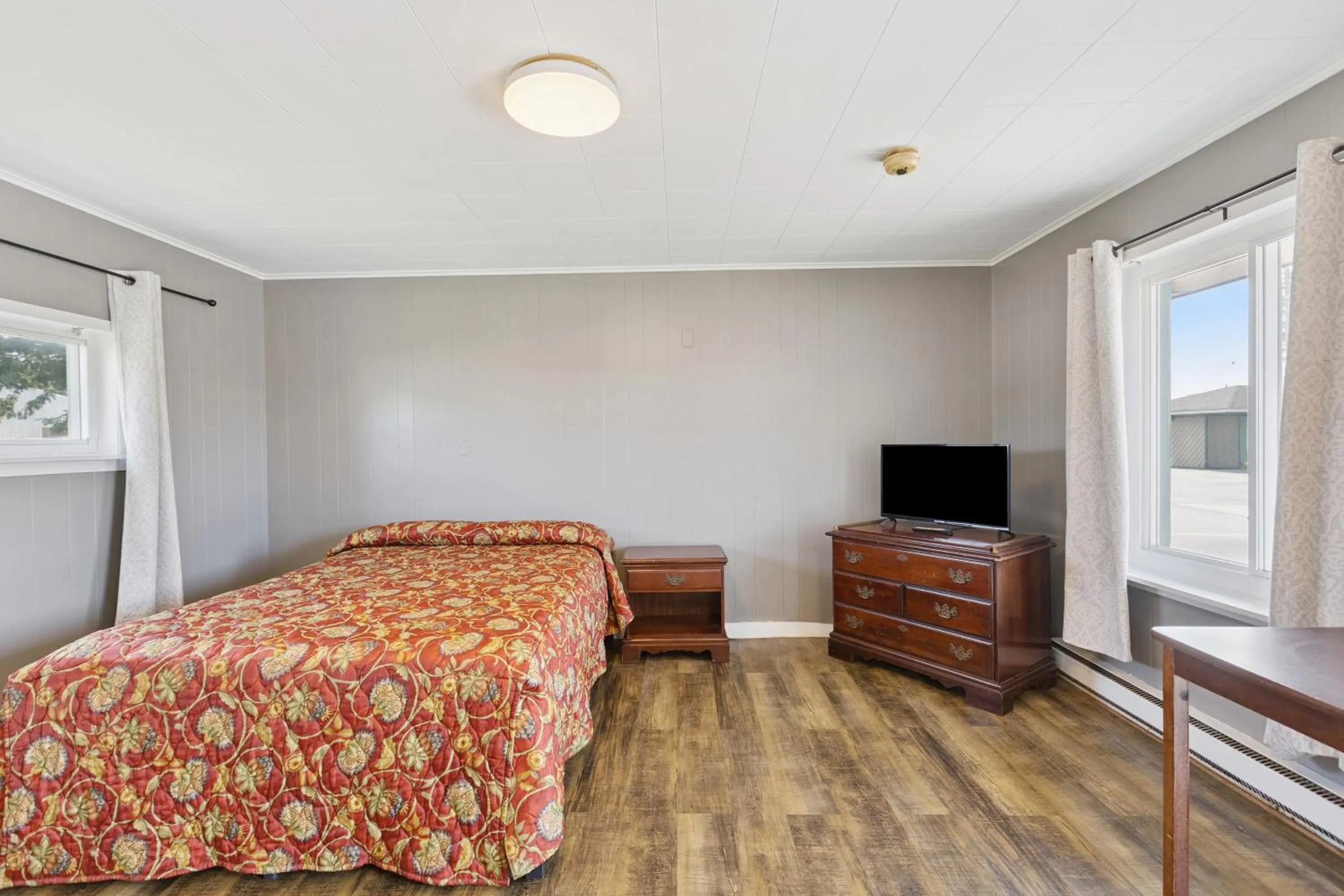 Bedroom, Bed in Currys Motel by OYO Saginaw MI