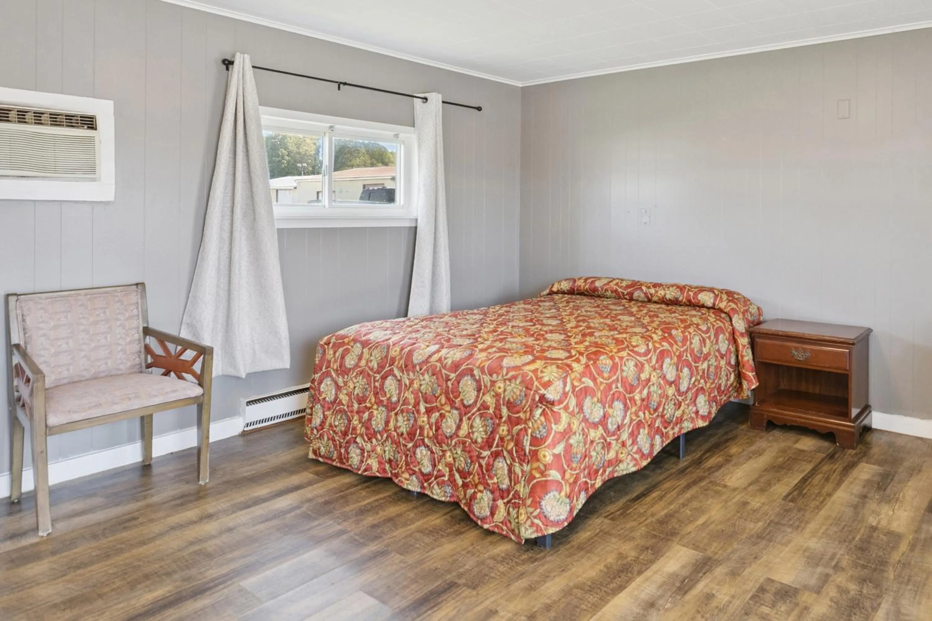 Bedroom, Bed in Currys Motel by OYO Saginaw MI