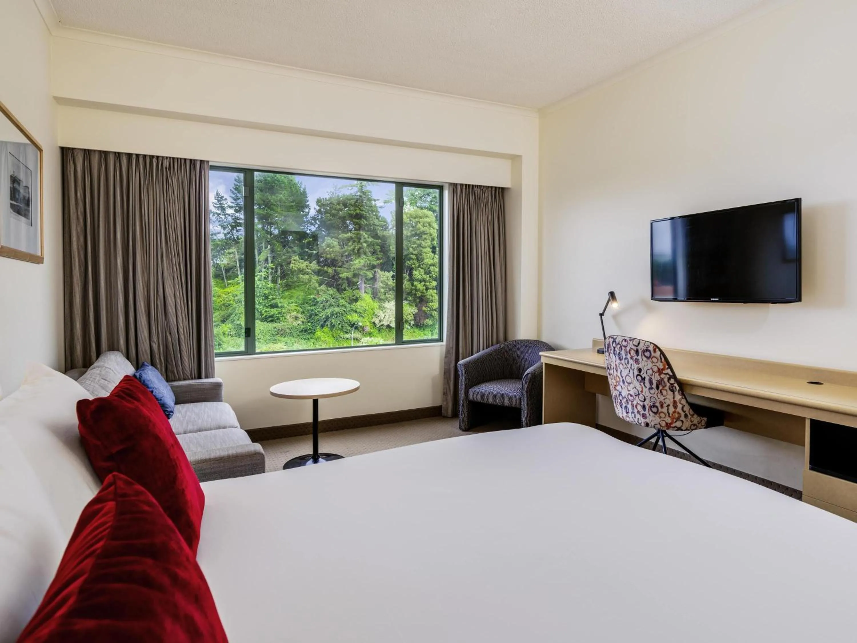 Bedroom, Bed in Novotel Rotorua Lakeside