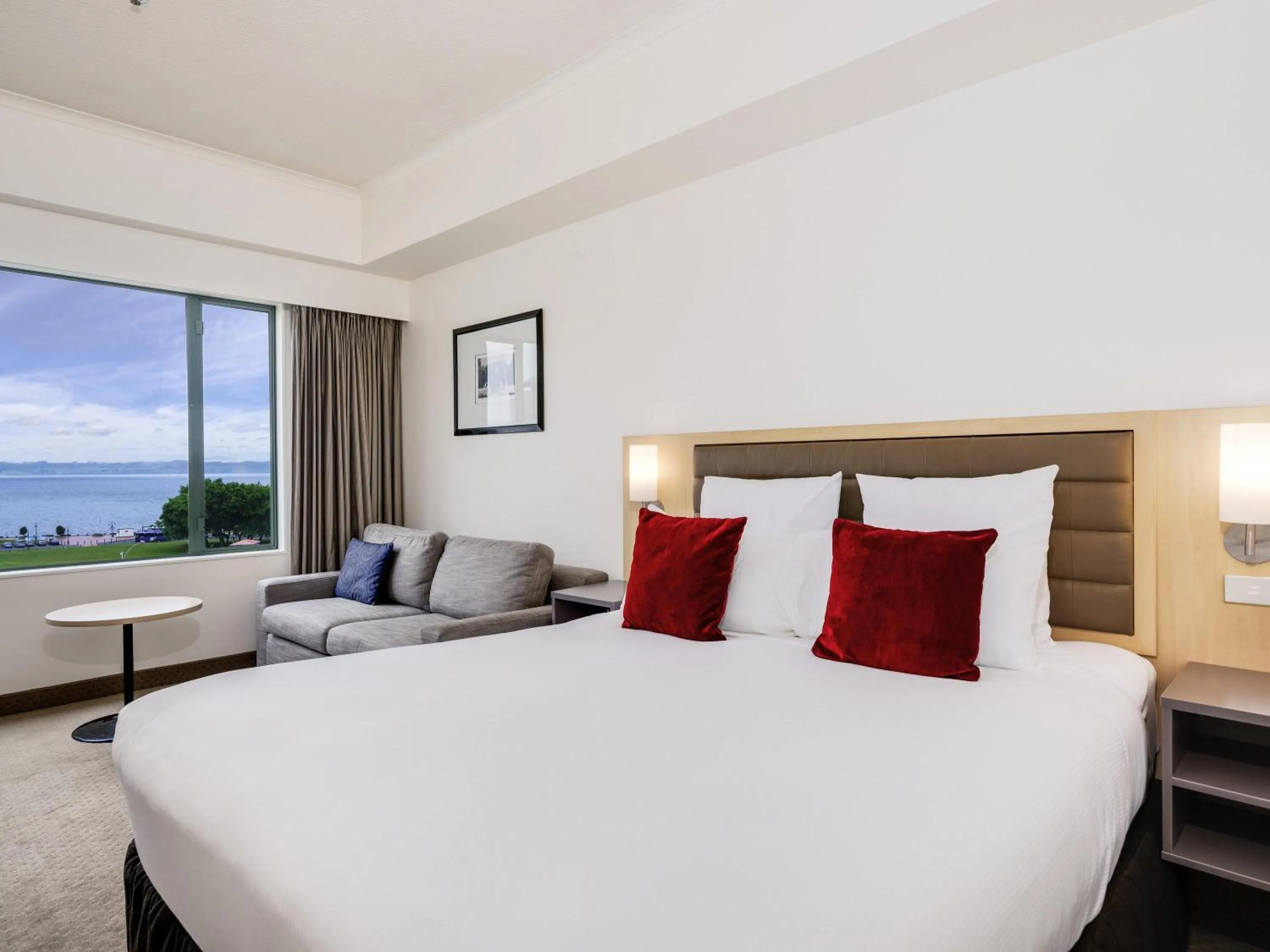 Bedroom, Bed in Novotel Rotorua Lakeside