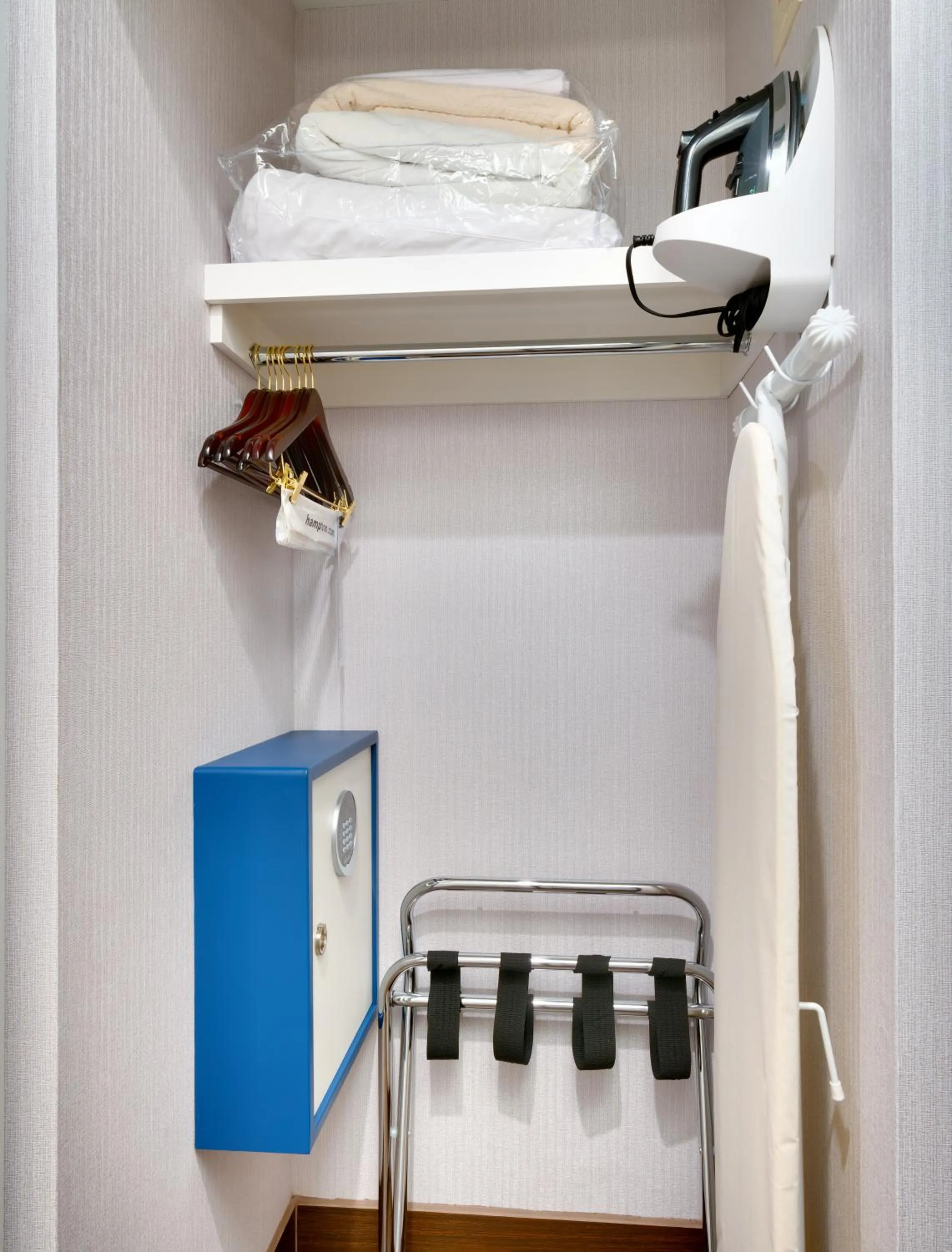 wardrobe in Hampton Inn & Suites Anaheim Resort Convention Center