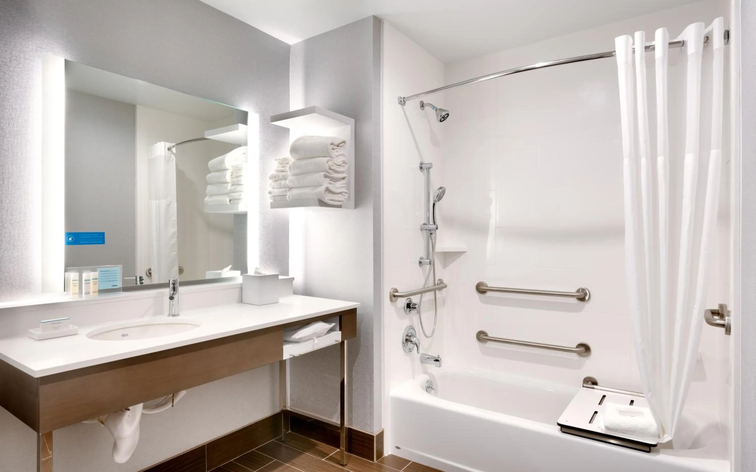 Bath in Hampton Inn & Suites Anaheim Resort Convention Center