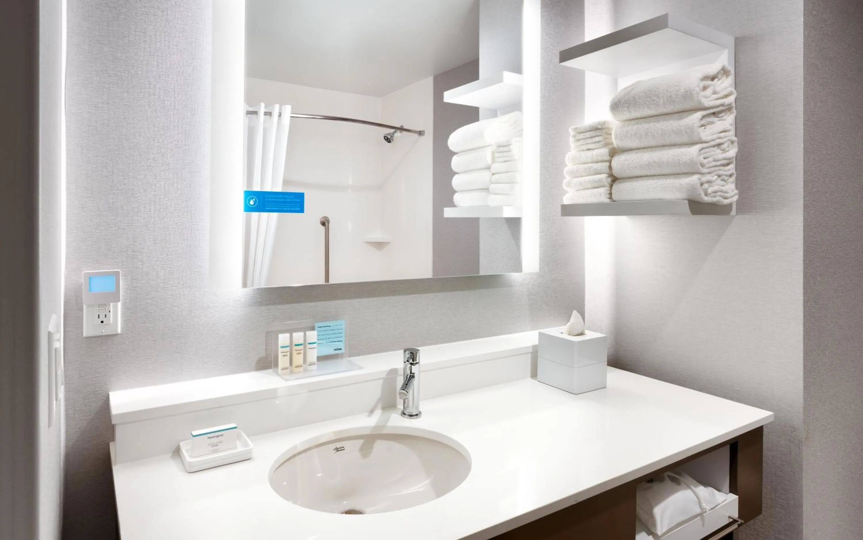 Bathroom in Hampton Inn & Suites Anaheim Resort Convention Center