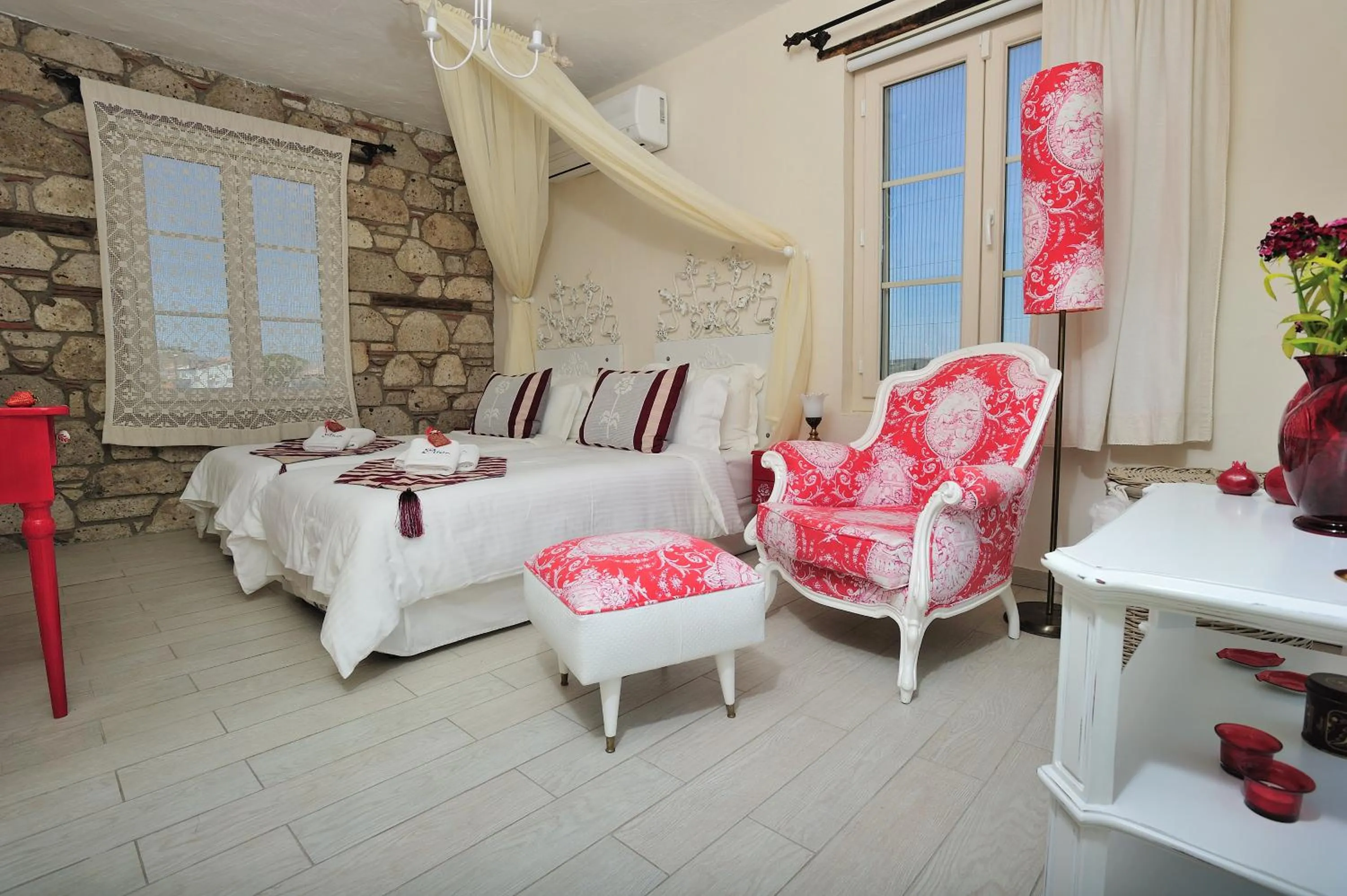 Photo of the whole room, Bed in Alaçatı Sultan Konak Butik Otel ℳℛ Luxury Concept