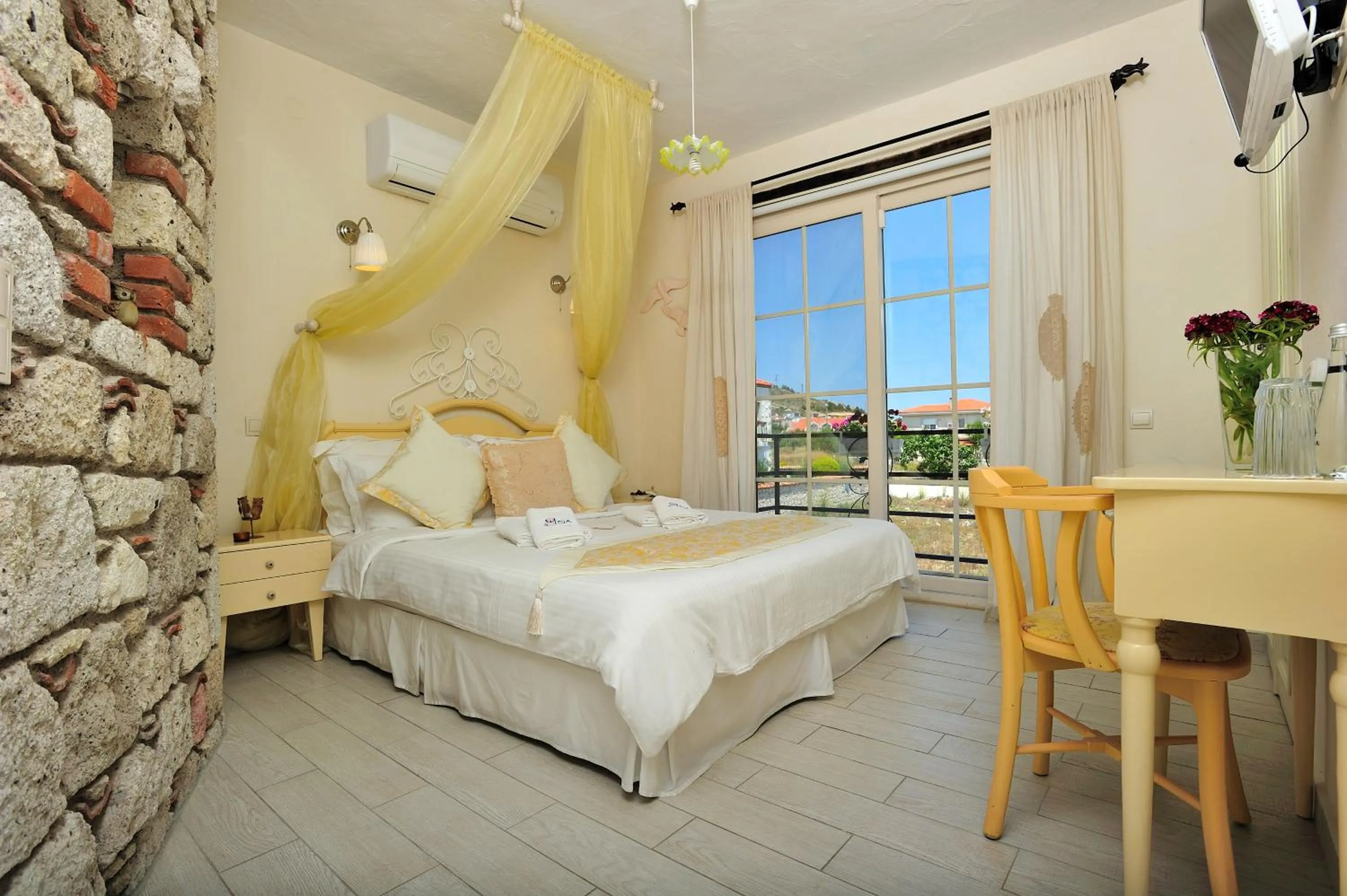 Photo of the whole room, Bed in Alaçatı Sultan Konak Butik Otel ℳℛ Luxury Concept