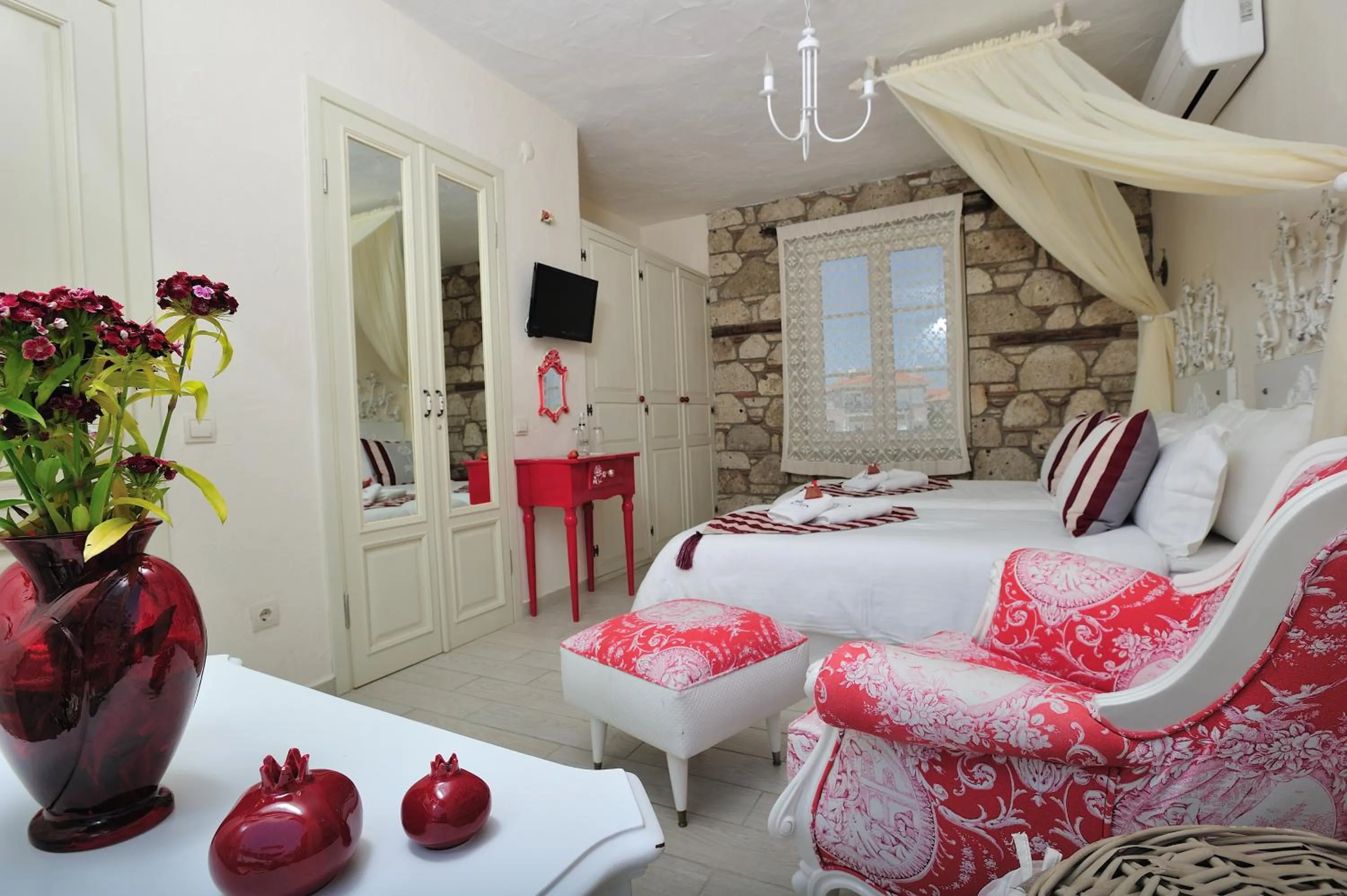 Photo of the whole room, Bed in Alaçatı Sultan Konak Butik Otel ℳℛ Luxury Concept