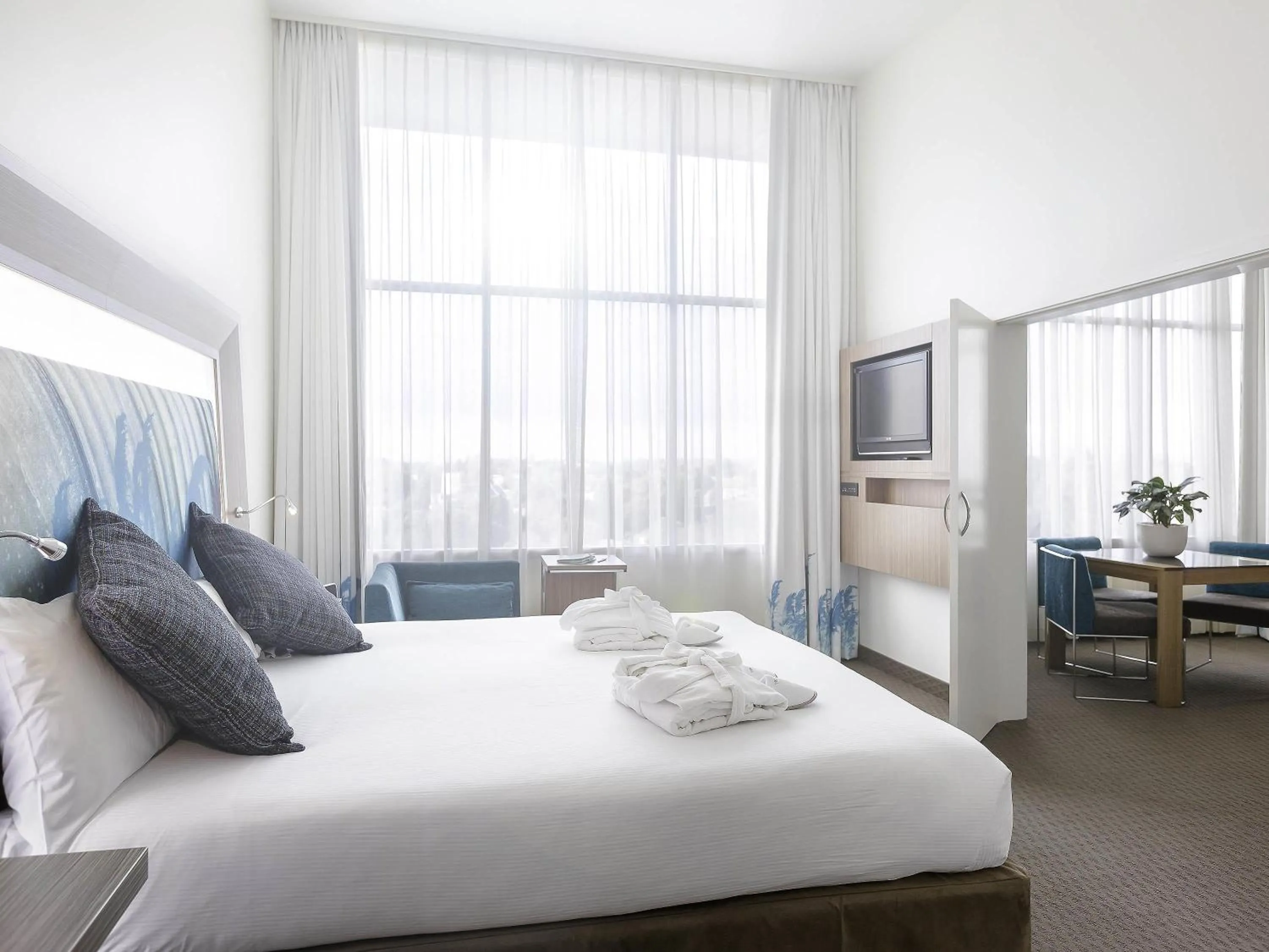 Bedroom, Bed in Novotel Tainui Hamilton