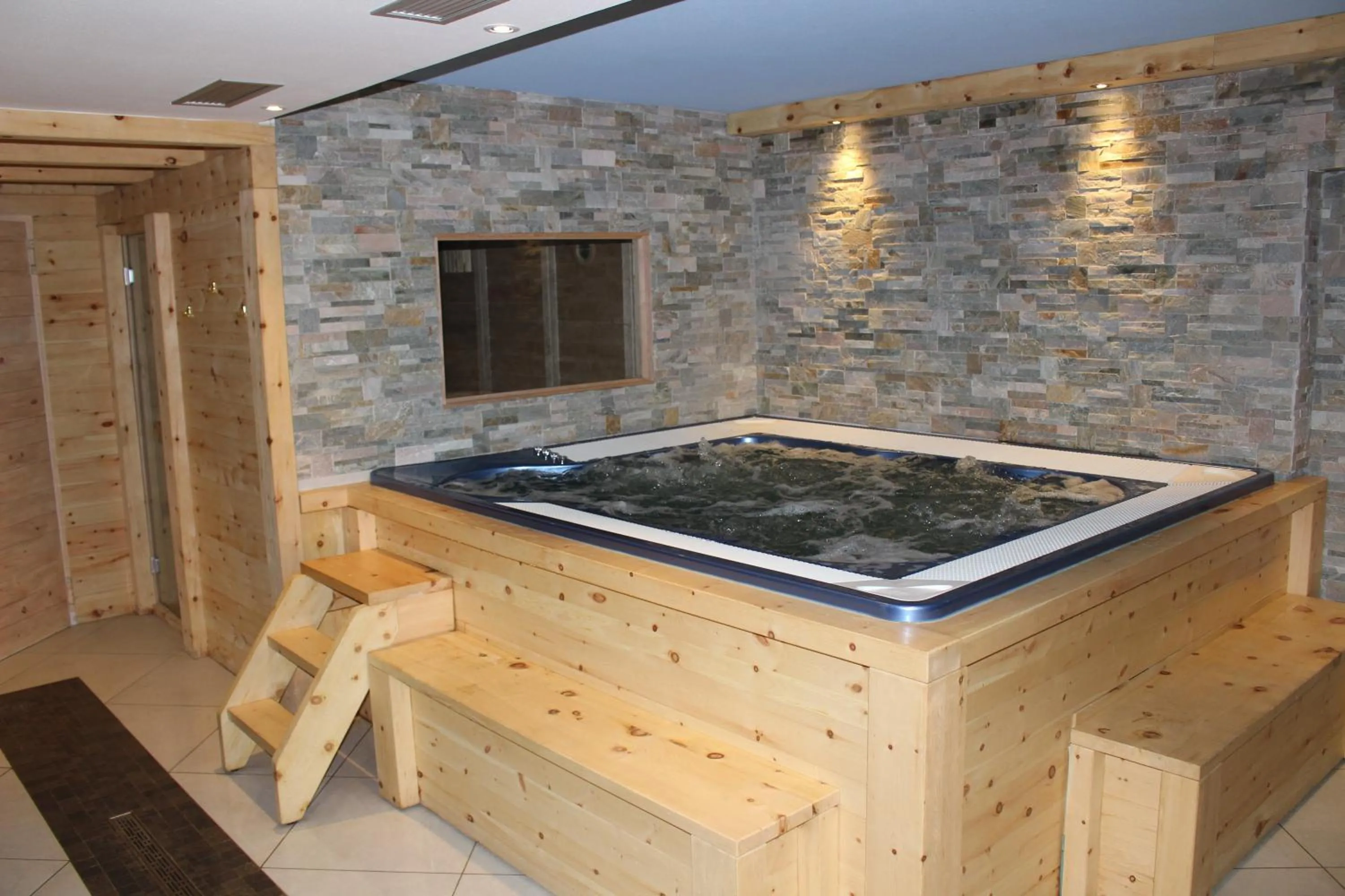 Hot Tub in Hotel Orso Grigio