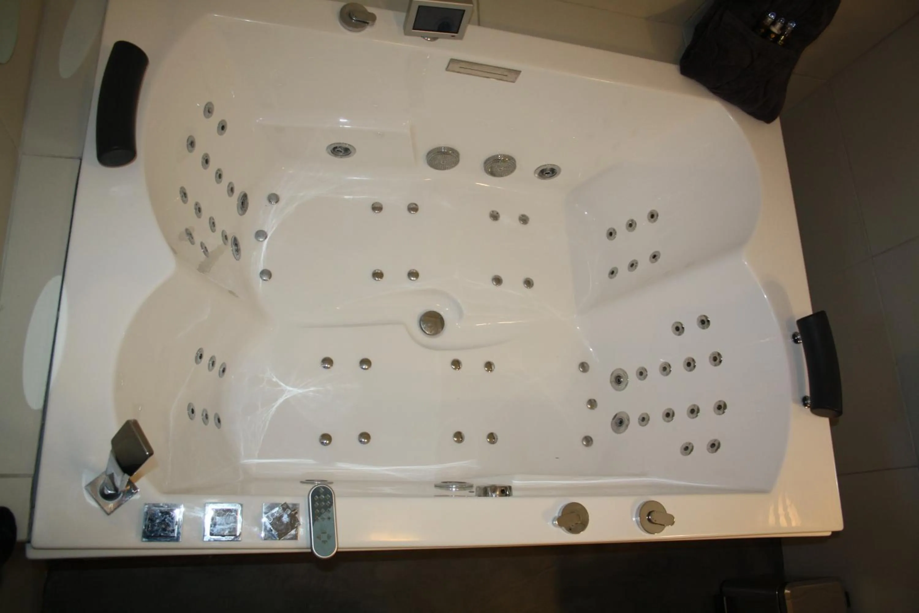 Hot Tub in LA PARENTHESE AMOUREUSE