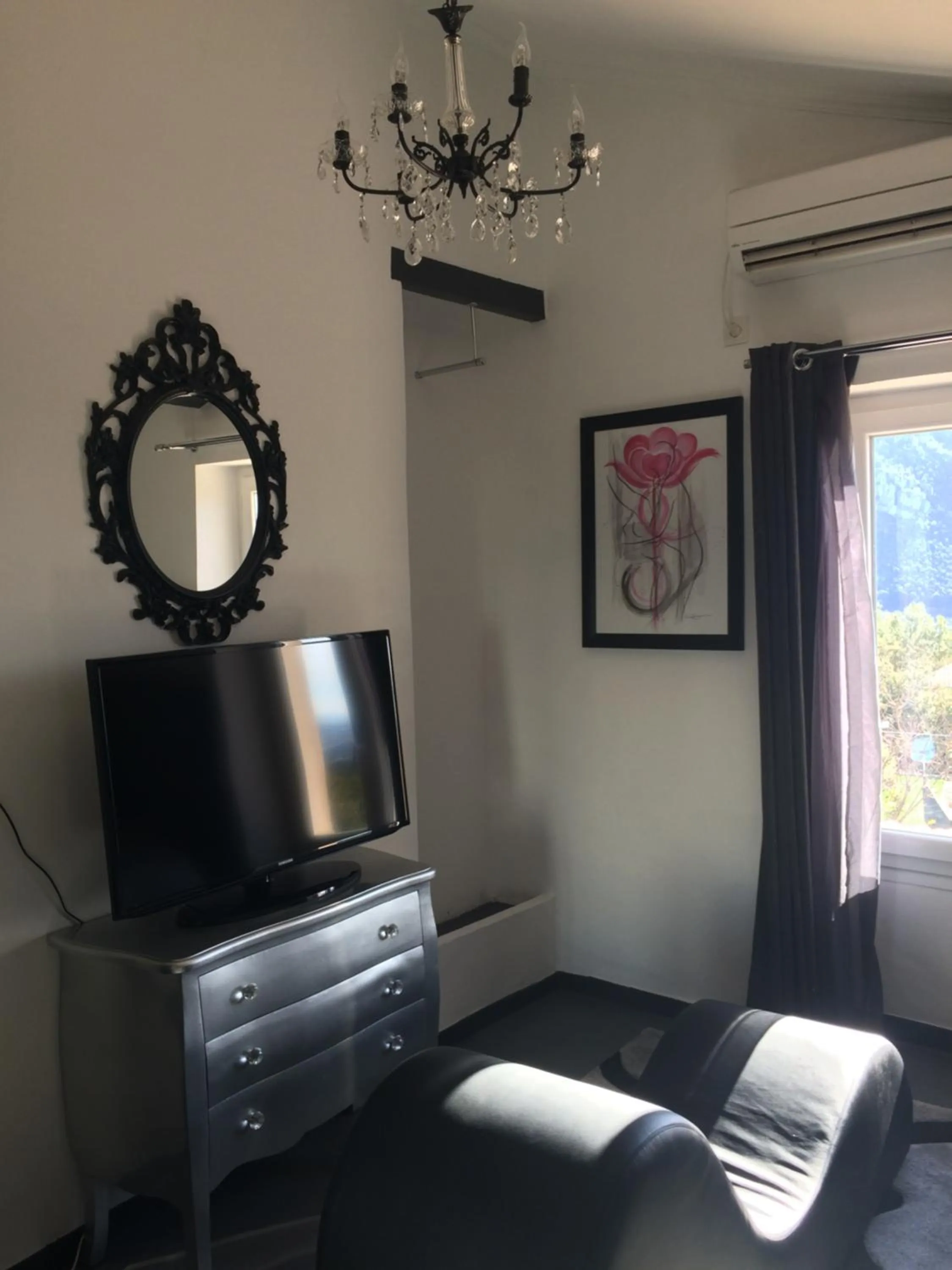 Photo of the whole room in LA PARENTHESE AMOUREUSE