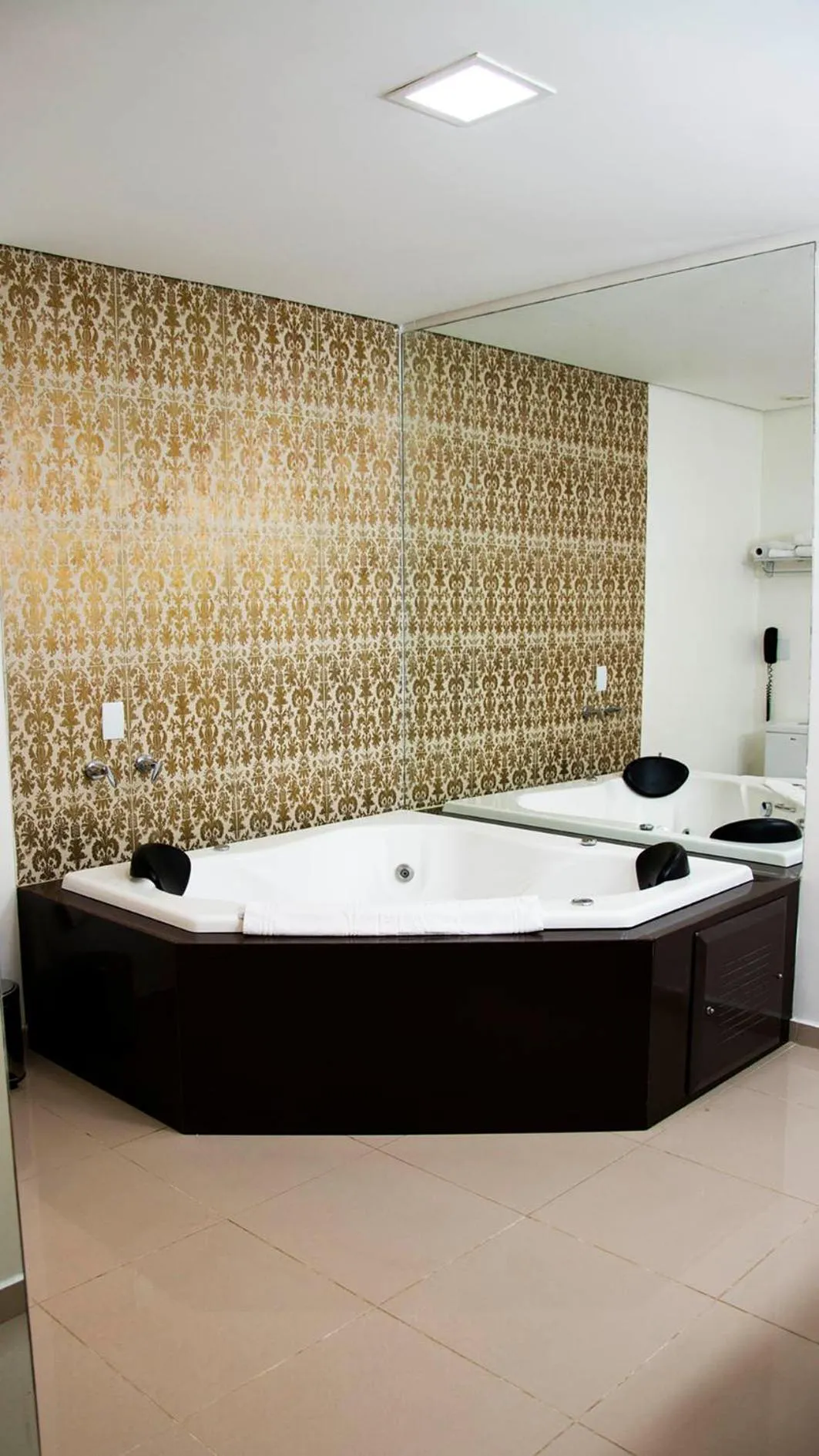 Bath in Golden Plaza Hotel