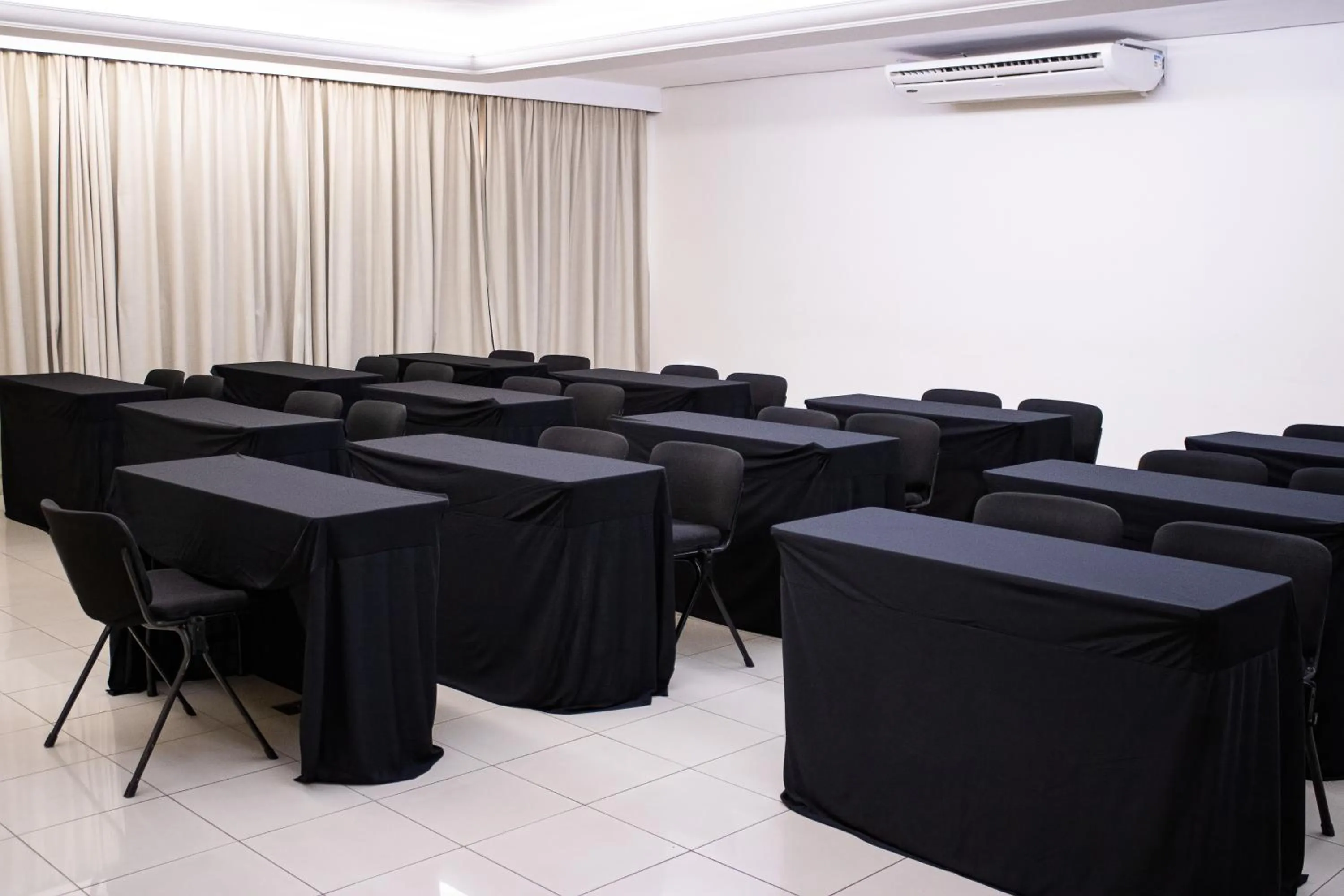 Meeting/conference room in Hotel Dan Inn São José do Rio Preto by Nacional Inn