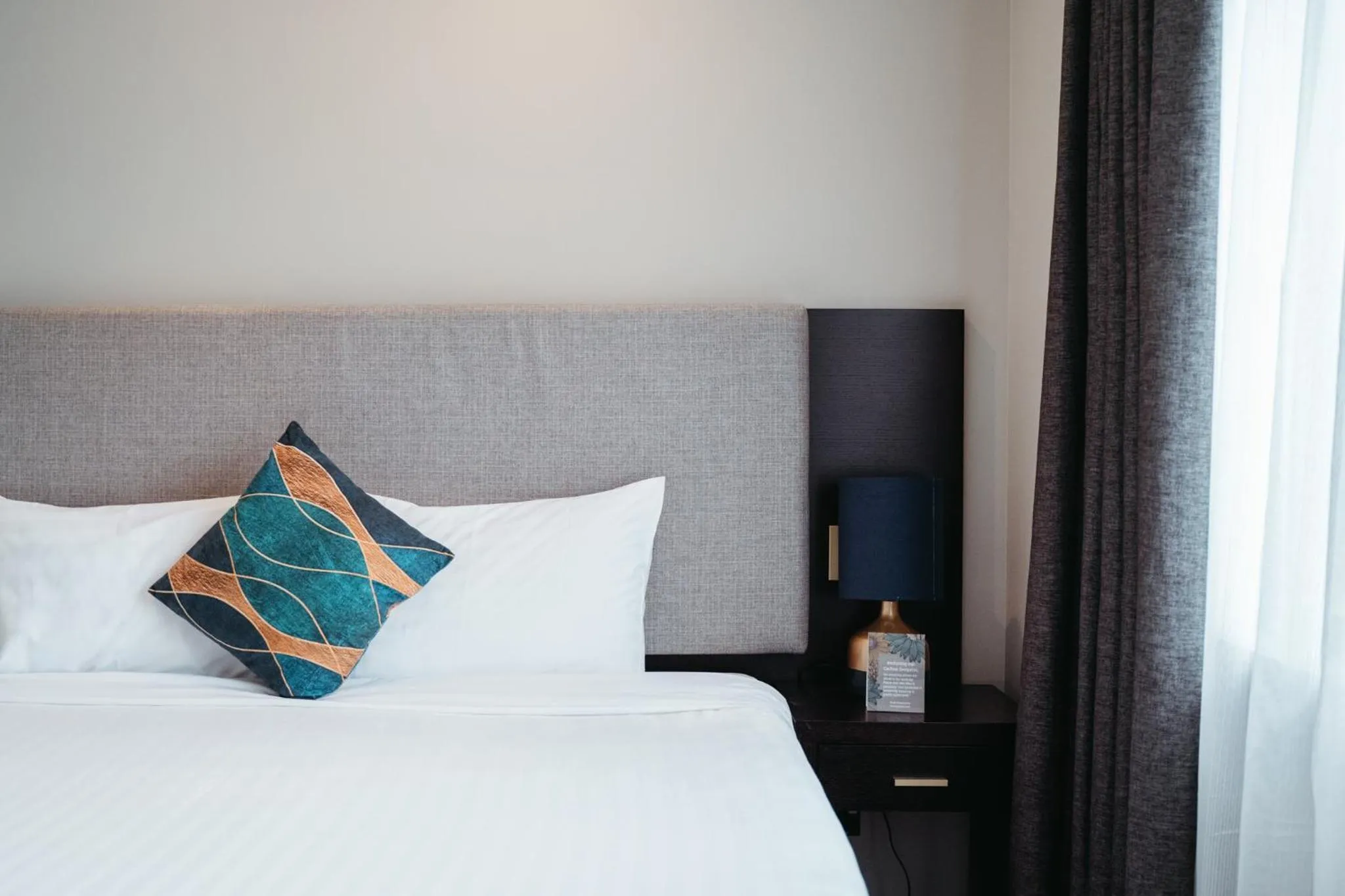 Bedroom, Bed in Auckland City Hotel - Hobson St