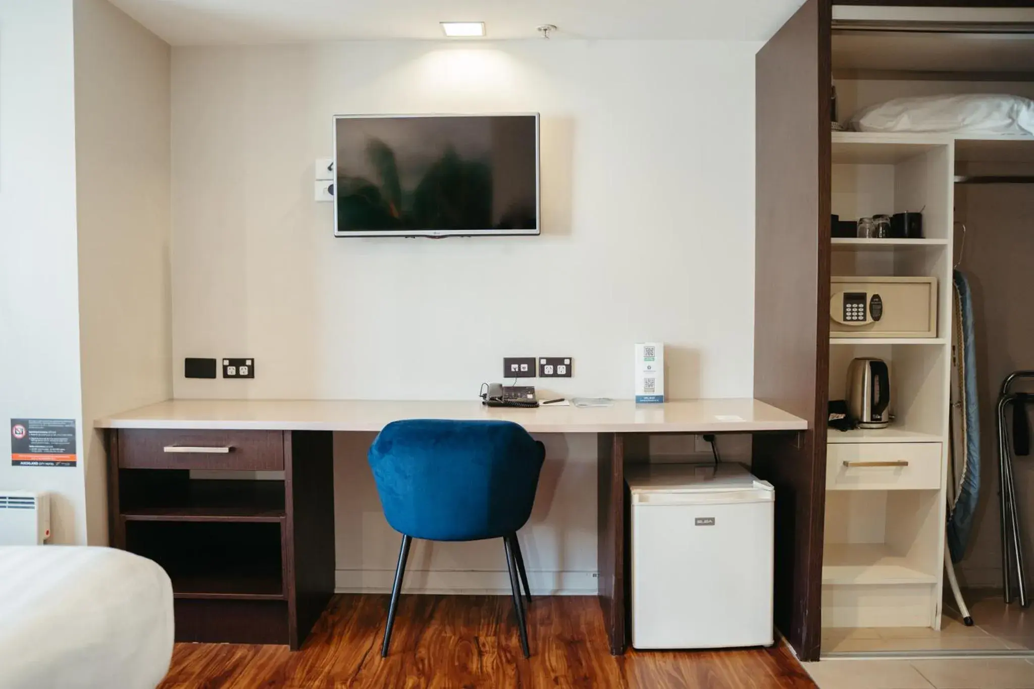 Standard Queen Room in Auckland City Hotel - Hobson St Standard Queen Room in Auckland City Hotel - Hobson St