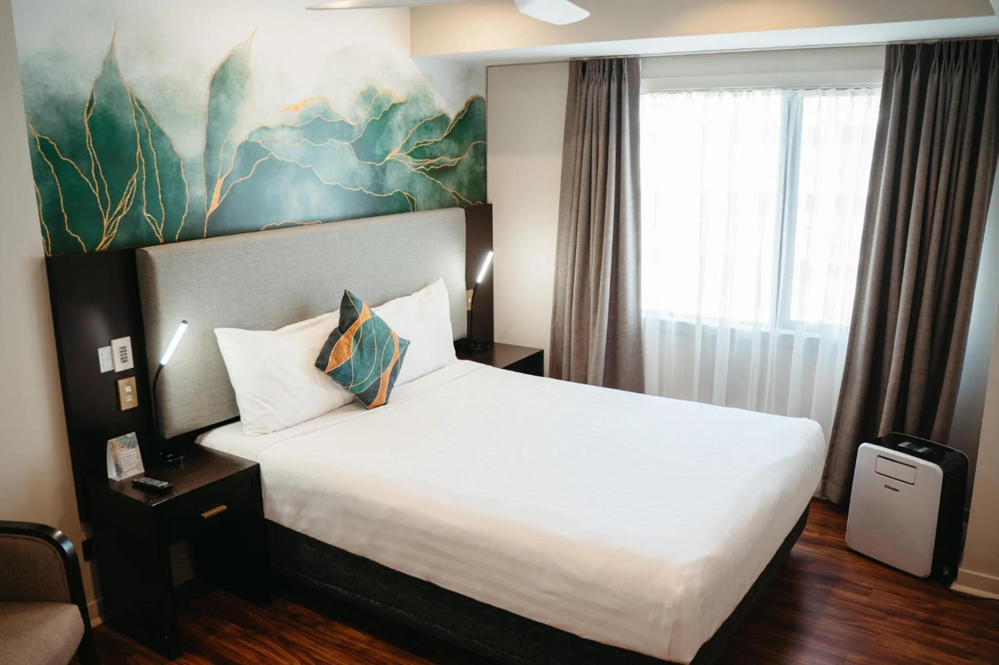 Bedroom, Bed in Auckland City Hotel - Hobson St