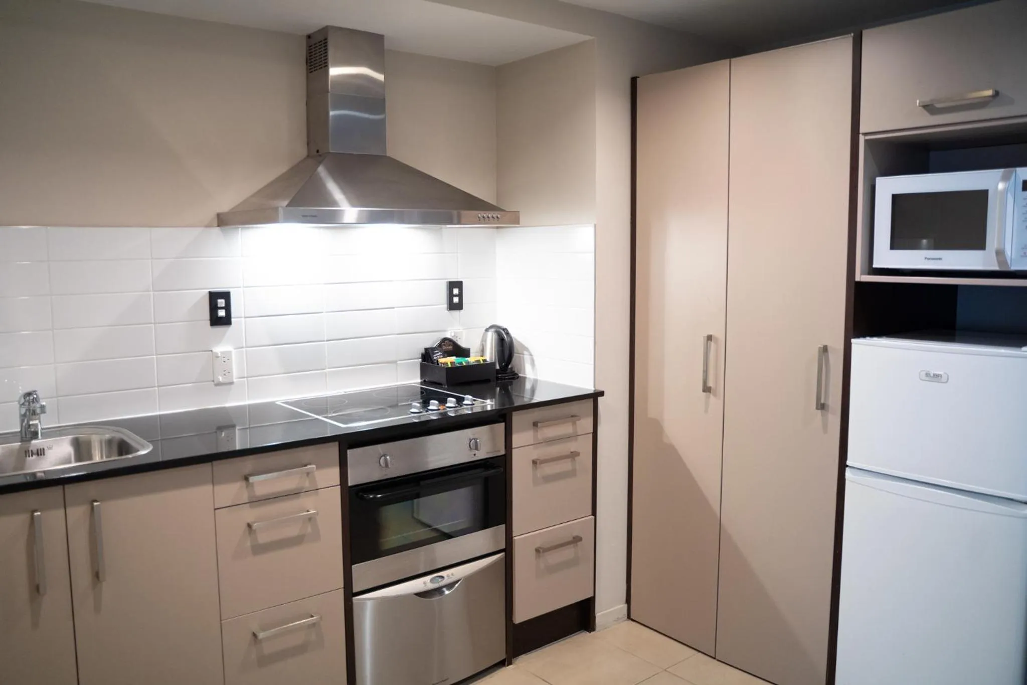Kitchen or kitchenette in Auckland City Hotel - Hobson St