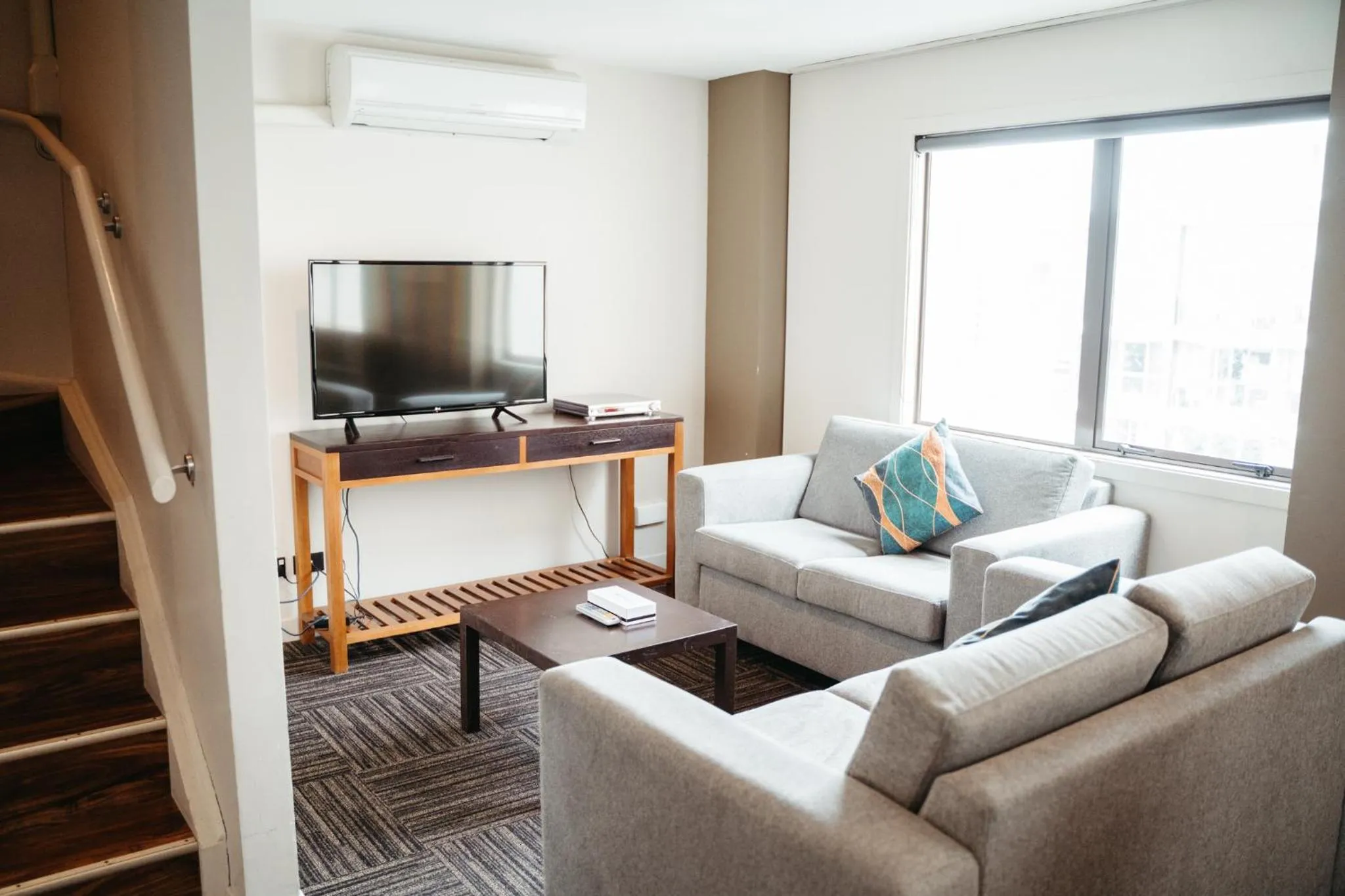 Living room in Auckland City Hotel - Hobson St