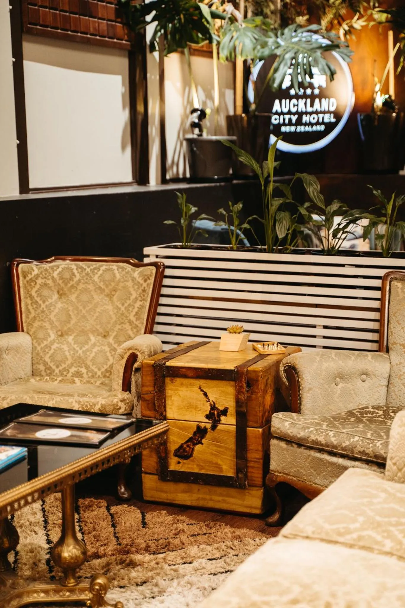 Seating area in Auckland City Hotel - Hobson St