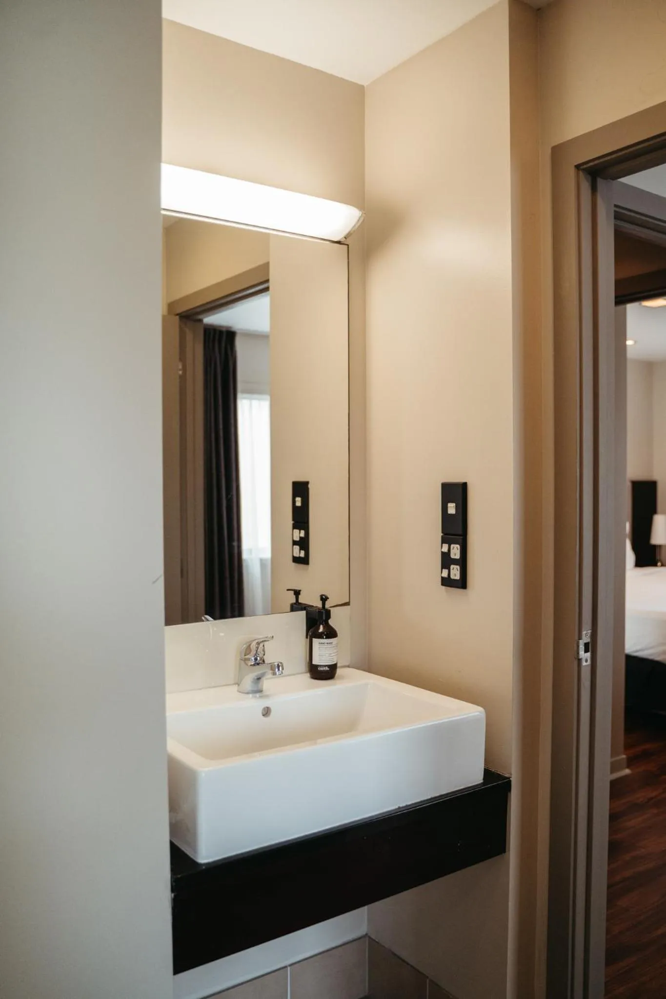 Bathroom, Bed in Auckland City Hotel - Hobson St