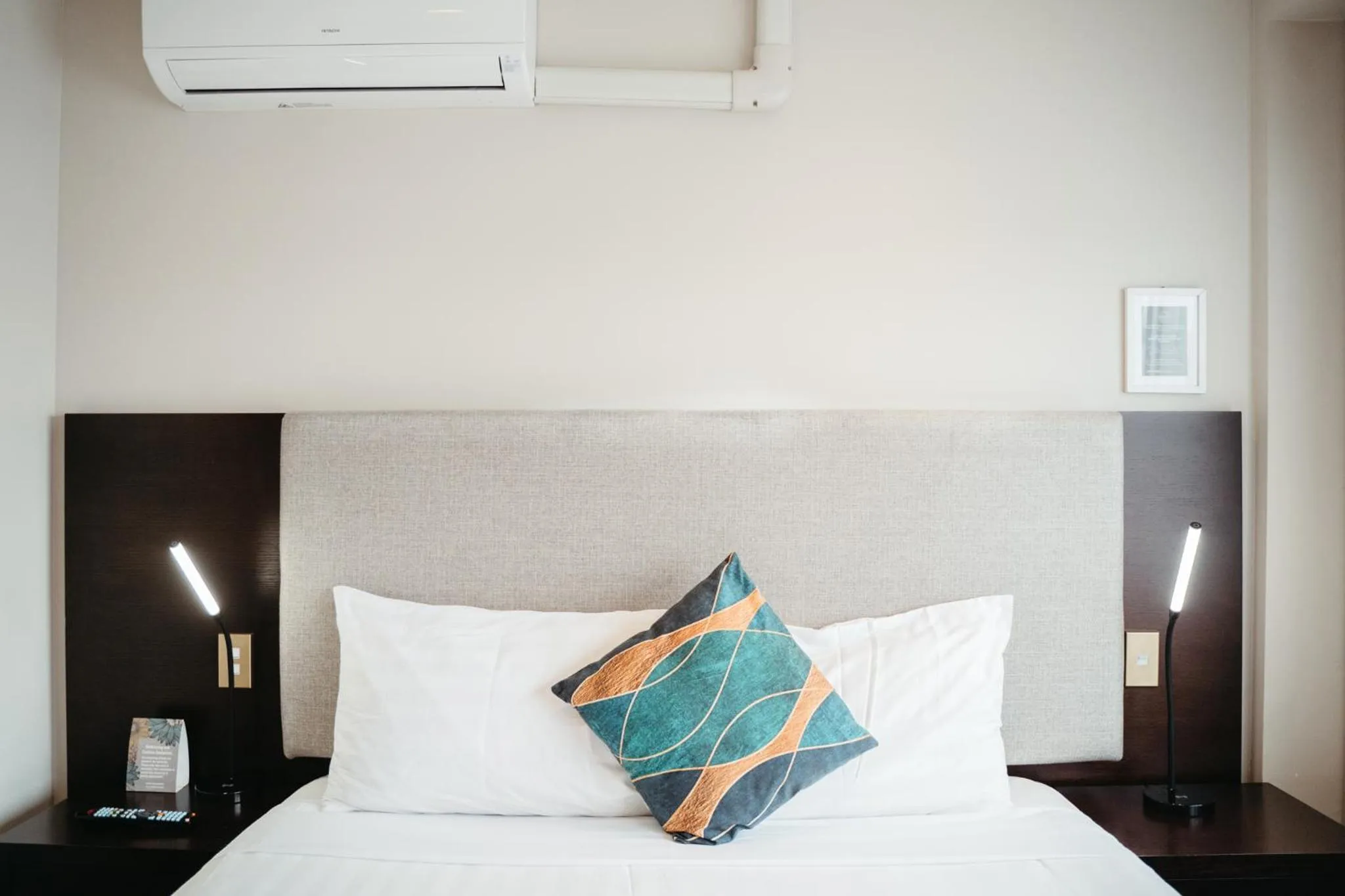 Bedroom, Bed in Auckland City Hotel - Hobson St