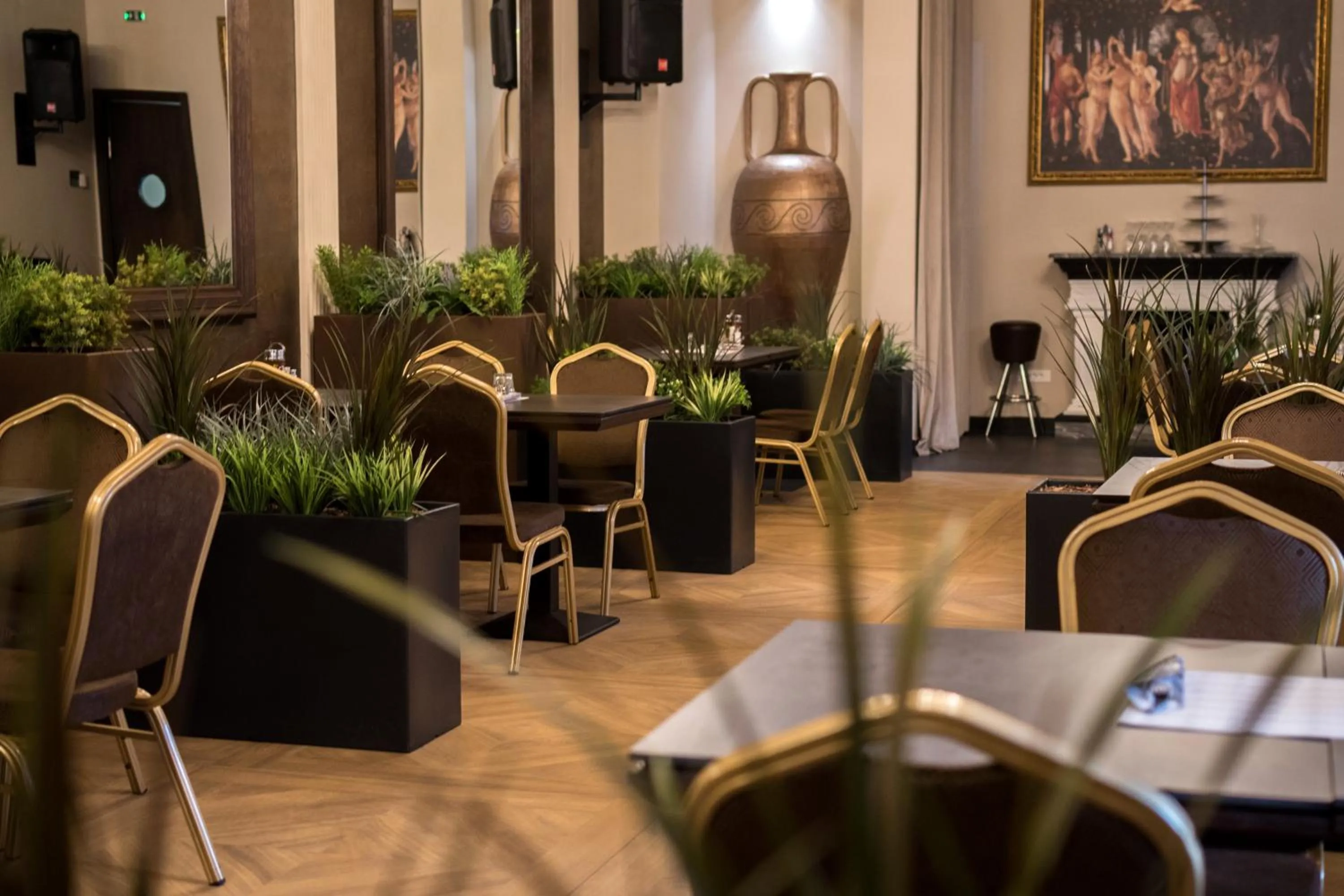 Restaurant/places to eat in Hotel Grand Hedonist