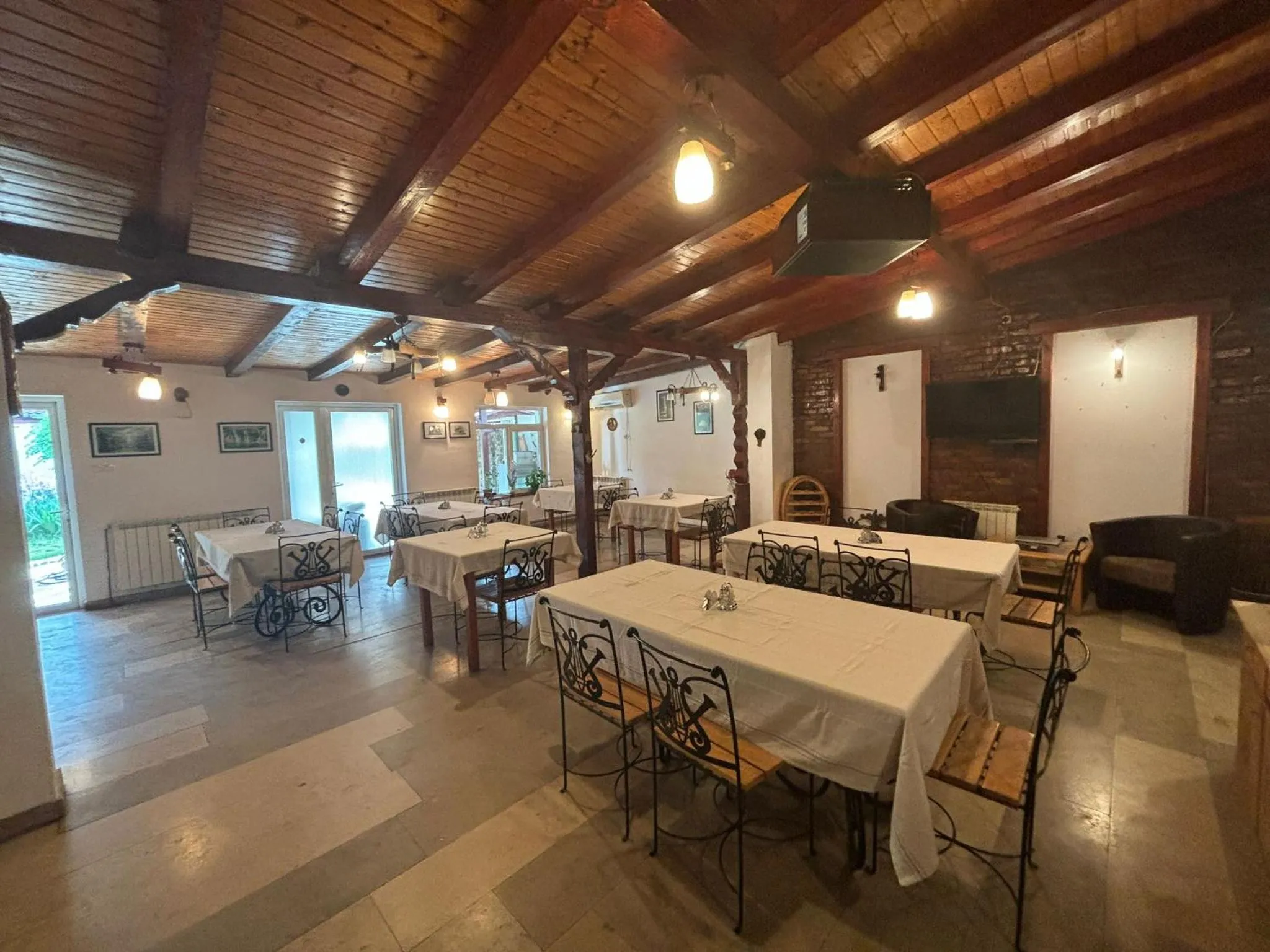 Restaurant/places to eat in Vila Daddy