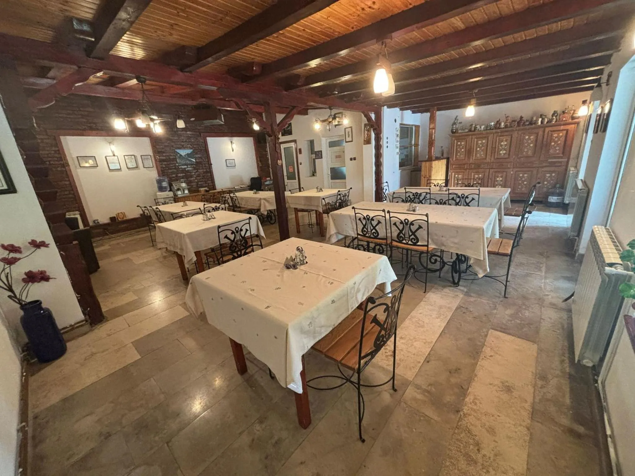 Restaurant/places to eat in Vila Daddy