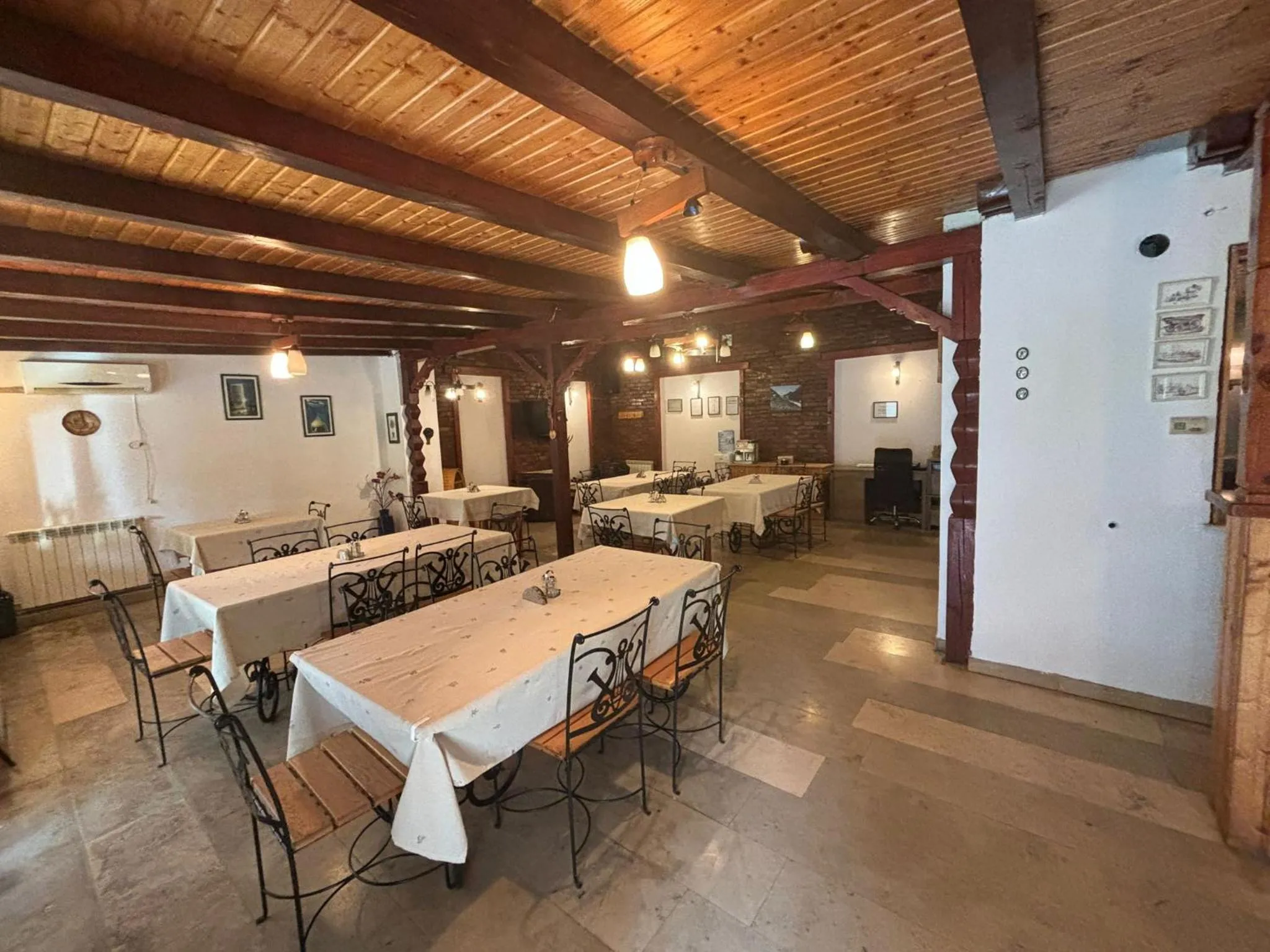 Restaurant/places to eat, Bed in Vila Daddy