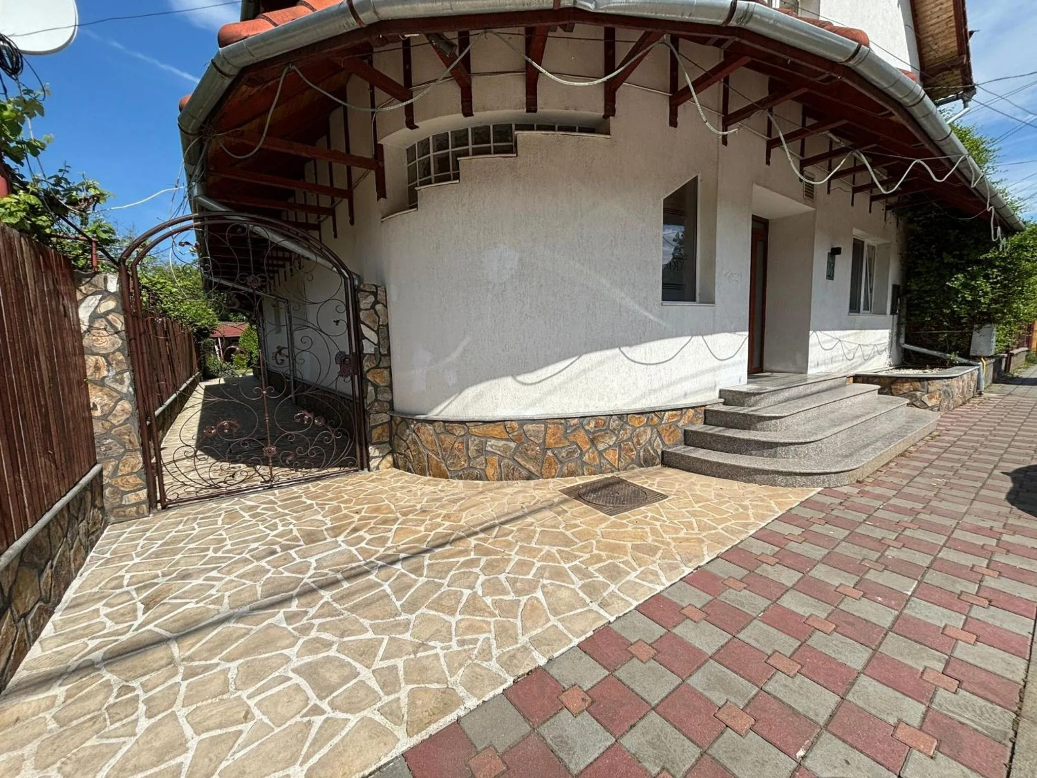 Property building in Vila Daddy
