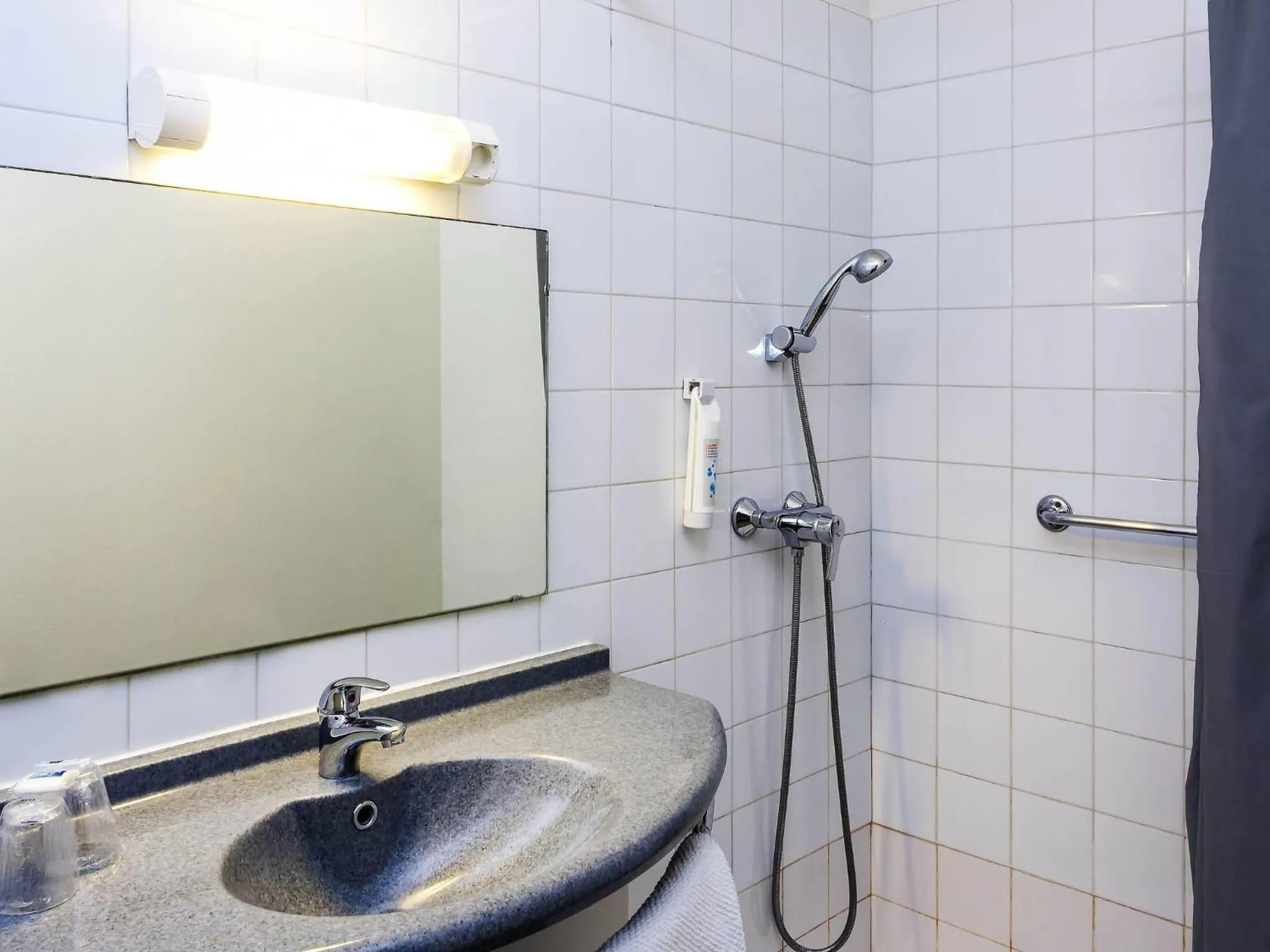 Bedroom in ibis budget Lorient Hennebont