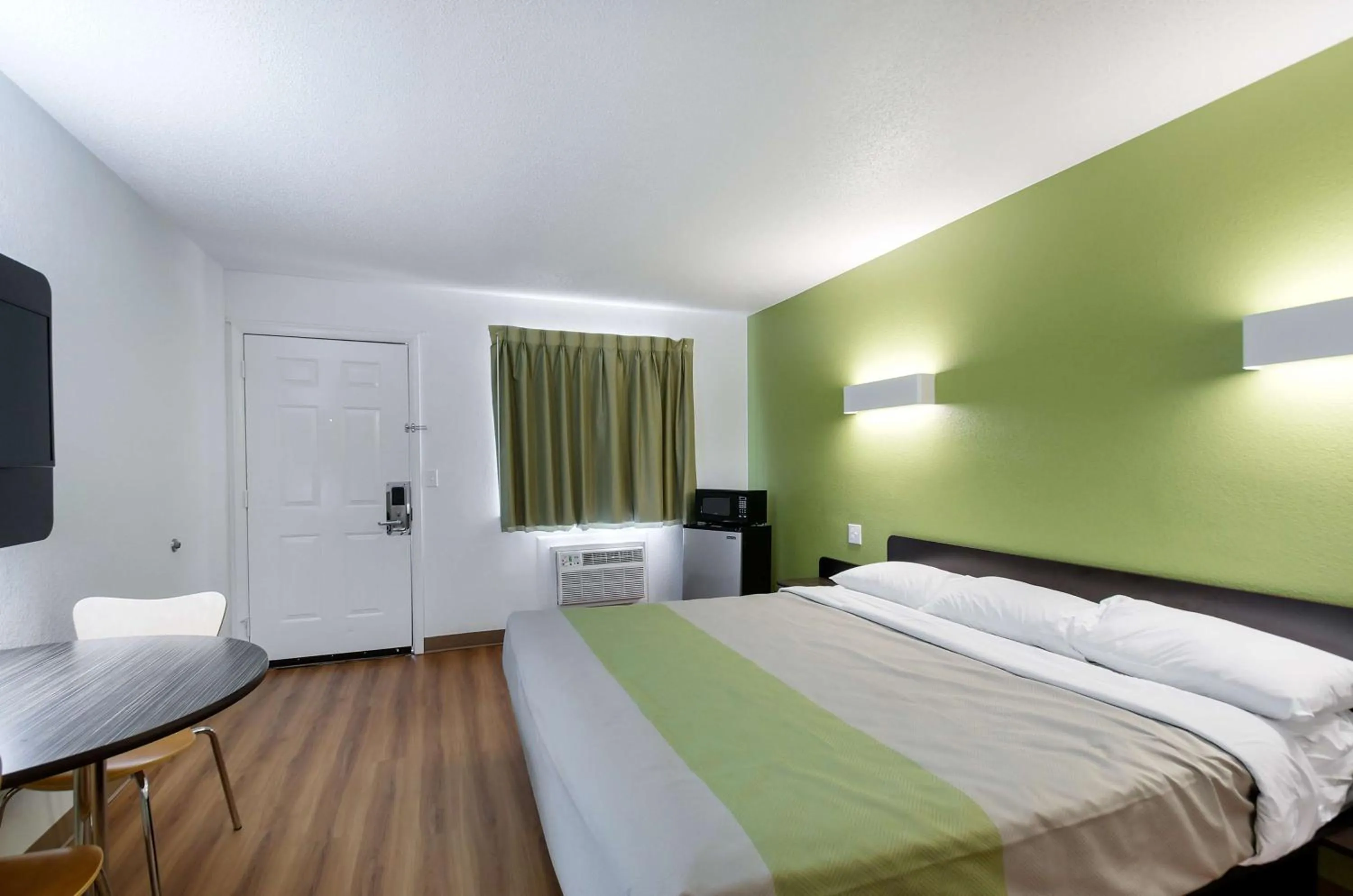 TV and multimedia, Bed in Motel 6-Charles Town, WV