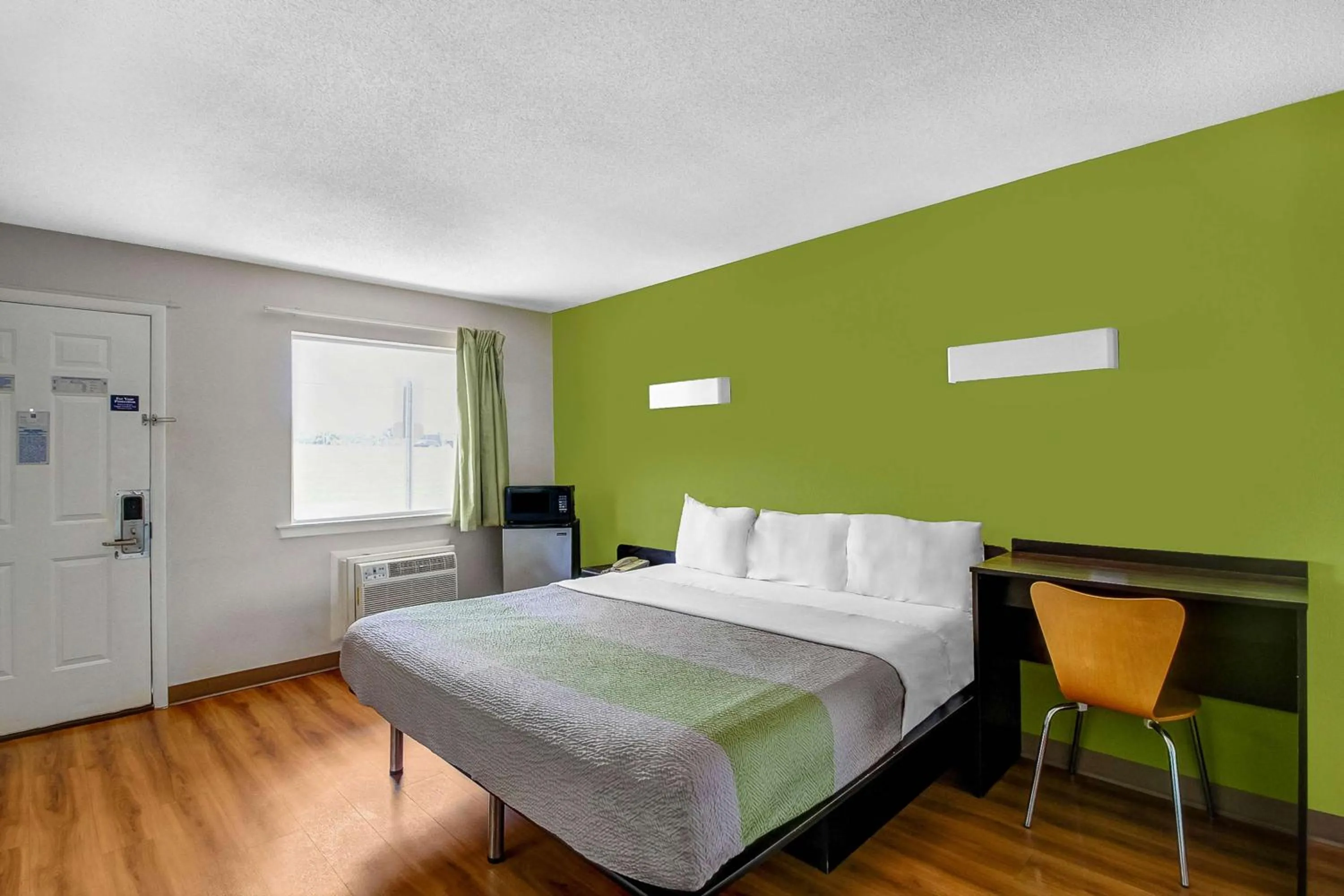 Photo of the whole room, Bed in Motel 6-Charles Town, WV