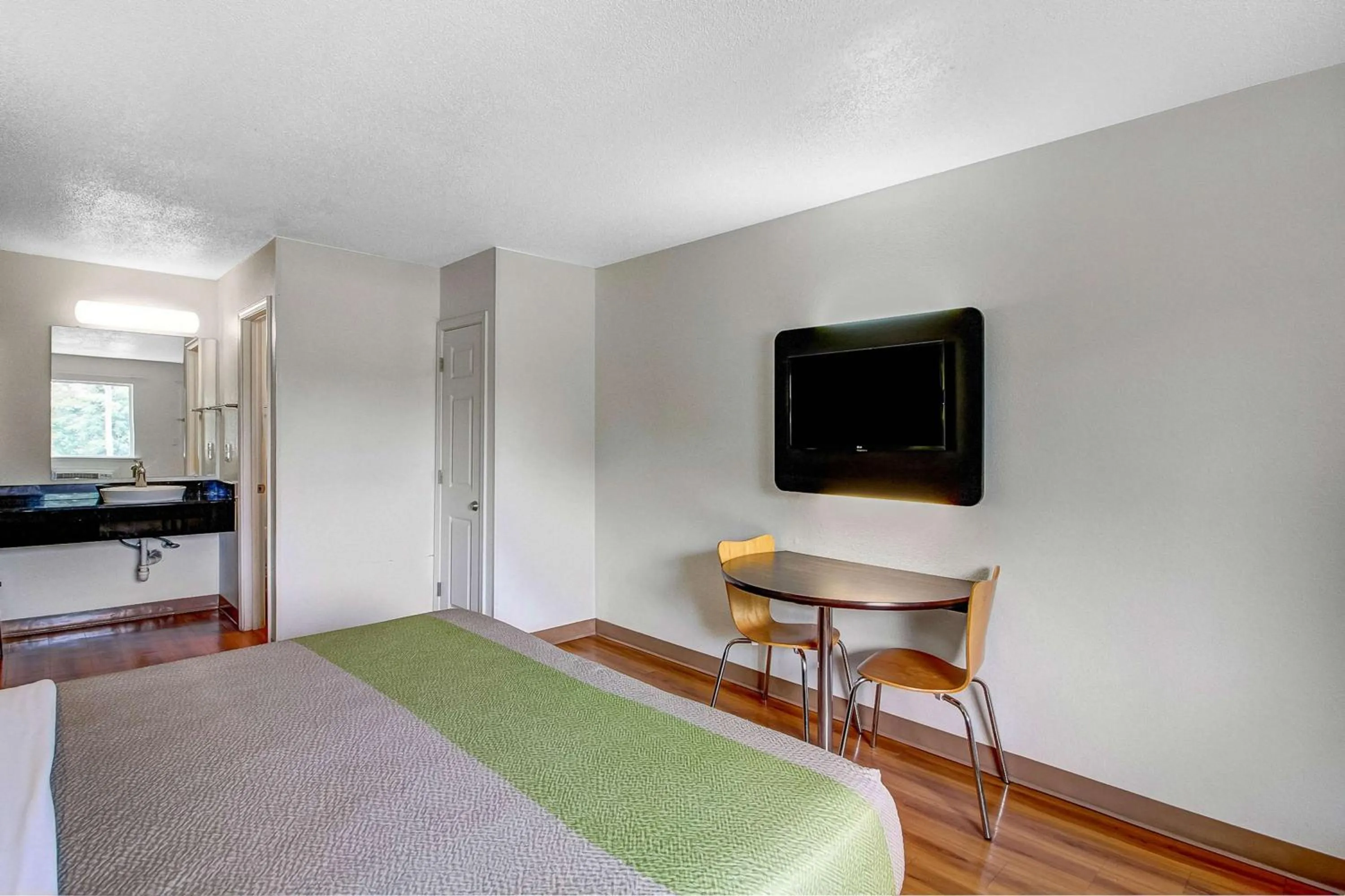 Photo of the whole room, Bed in Motel 6-Charles Town, WV