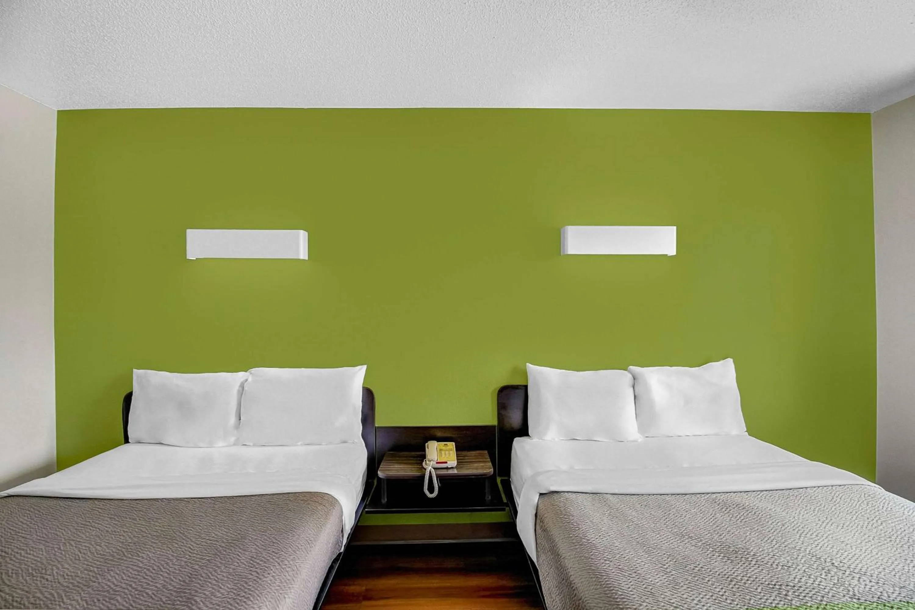 Photo of the whole room, Bed in Motel 6-Charles Town, WV