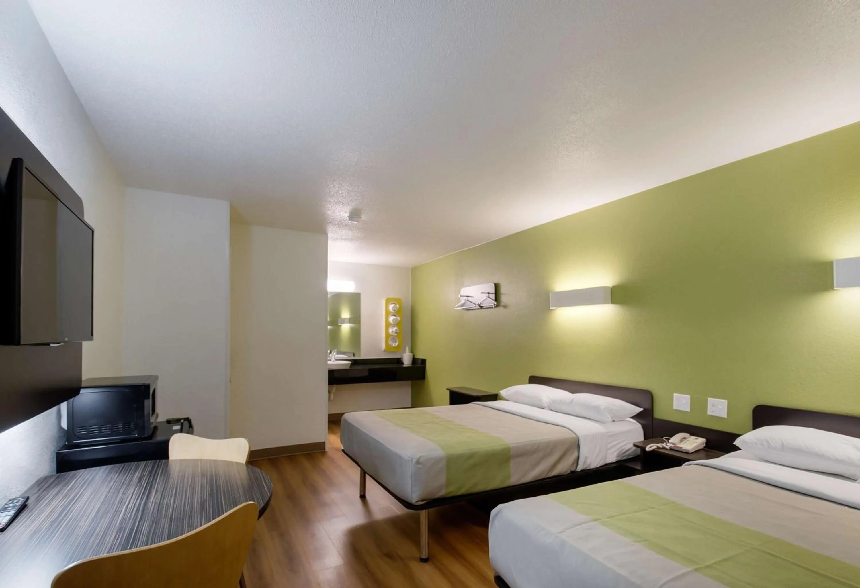 TV and multimedia, Bed in Motel 6-Charles Town, WV