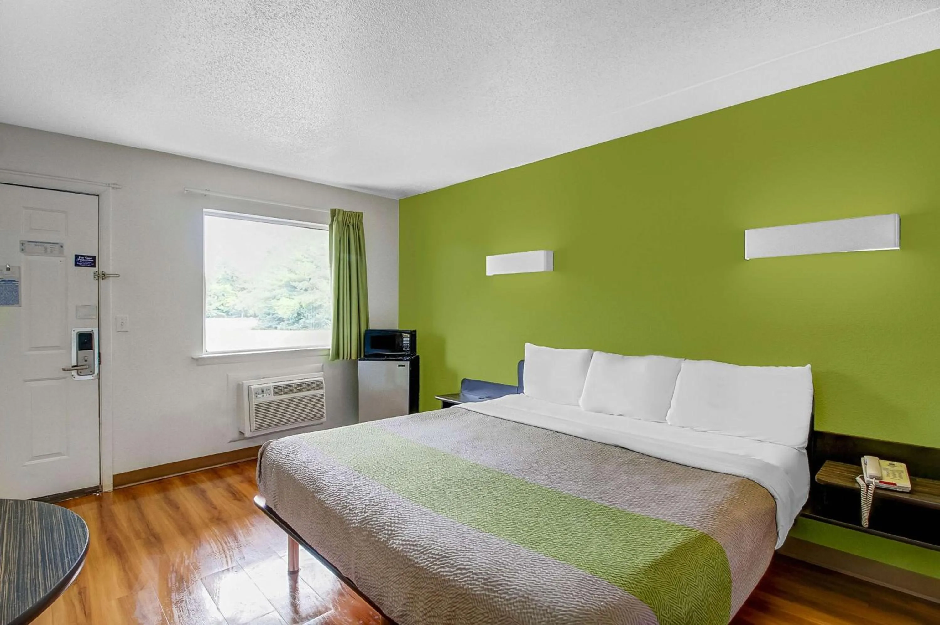 Photo of the whole room, Bed in Motel 6-Charles Town, WV