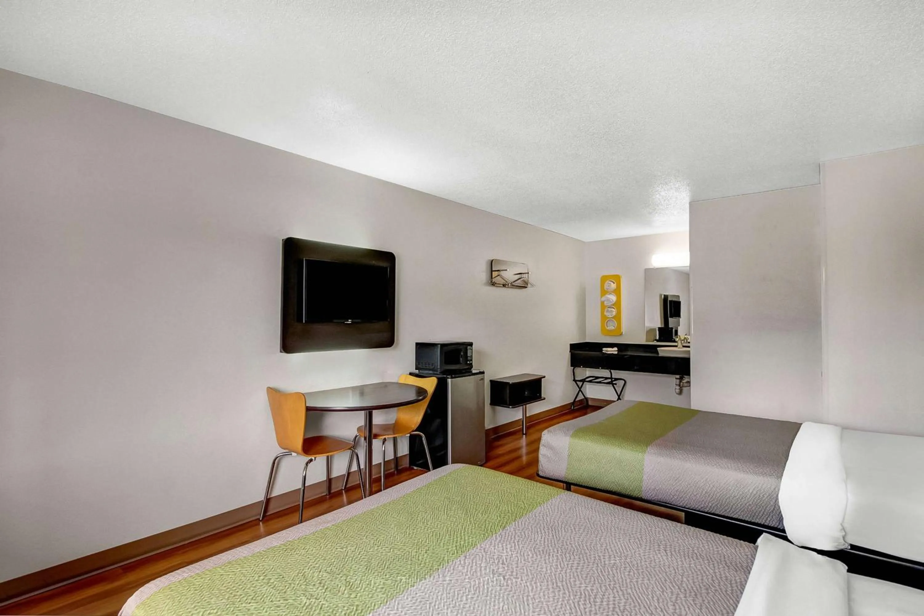 Photo of the whole room, Bed in Motel 6-Charles Town, WV