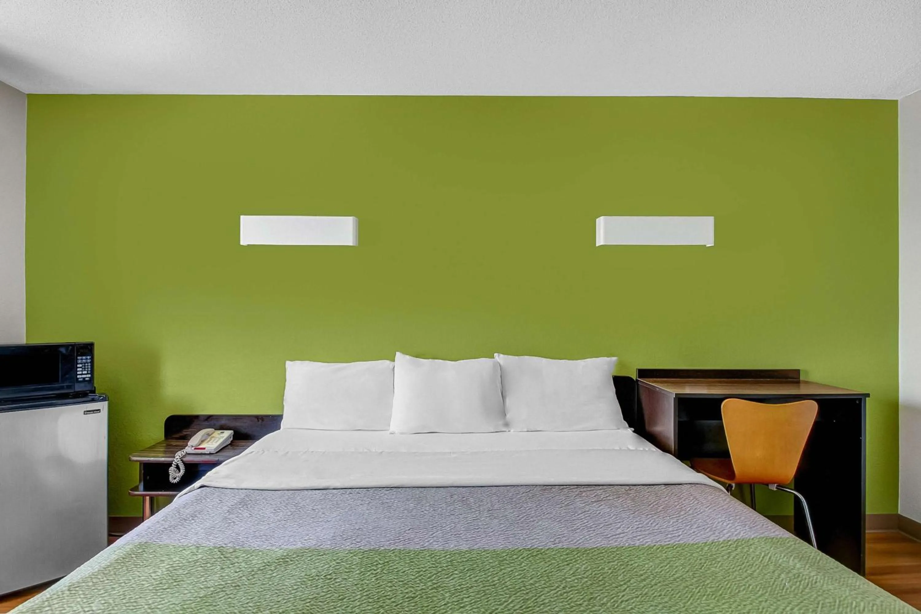 Photo of the whole room, Bed in Motel 6-Charles Town, WV