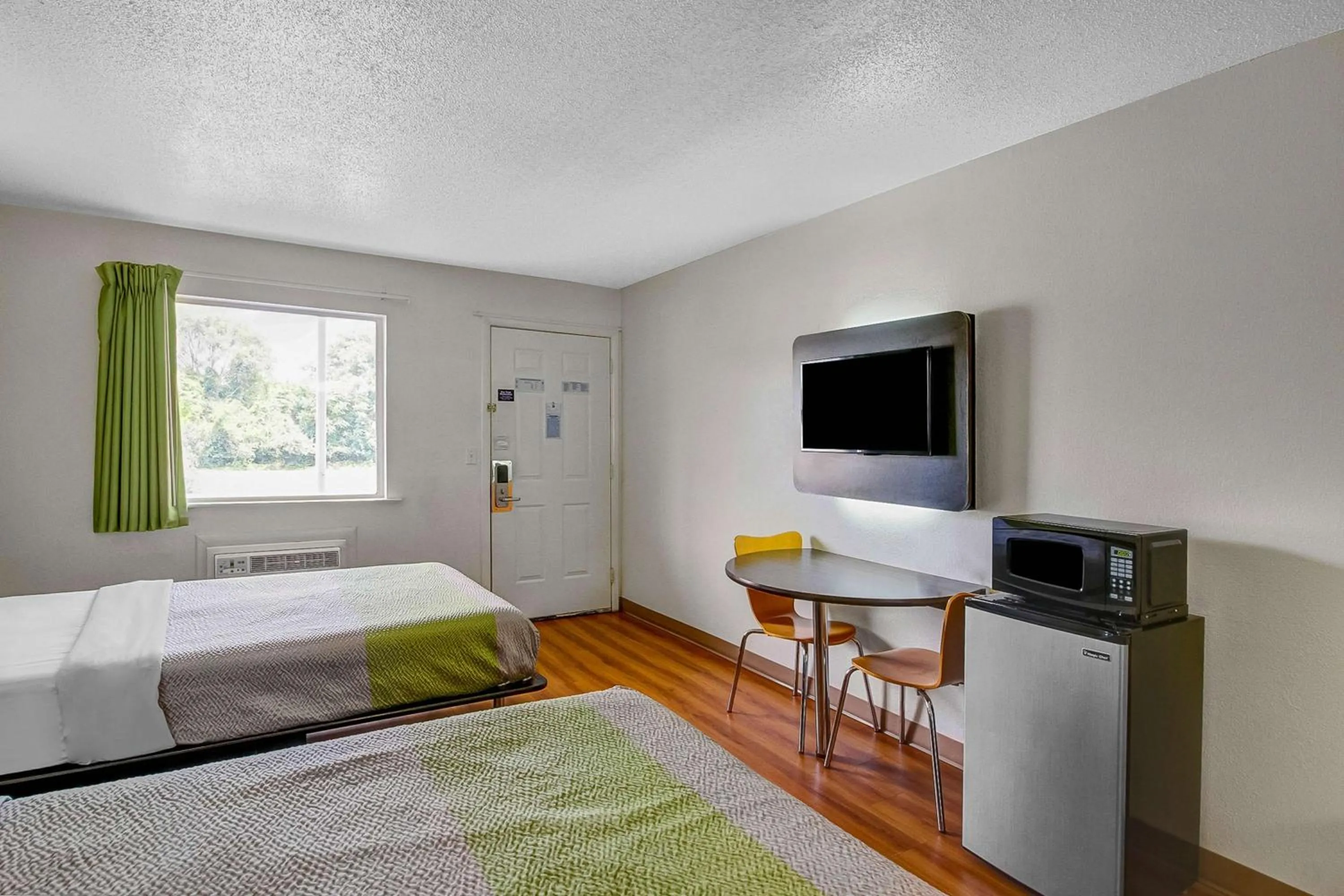 Photo of the whole room, Bed in Motel 6-Charles Town, WV