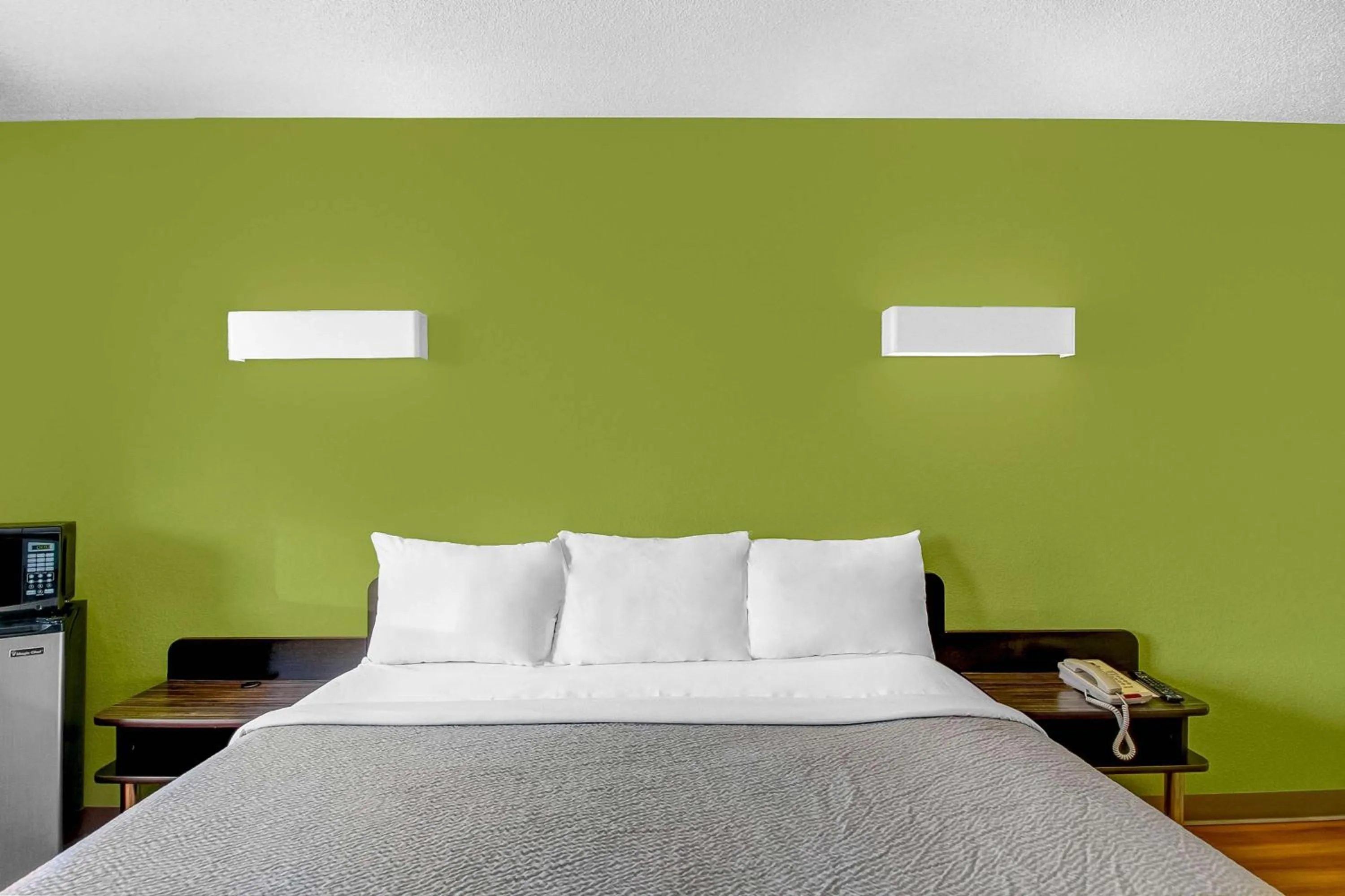 Photo of the whole room, Bed in Motel 6-Charles Town, WV